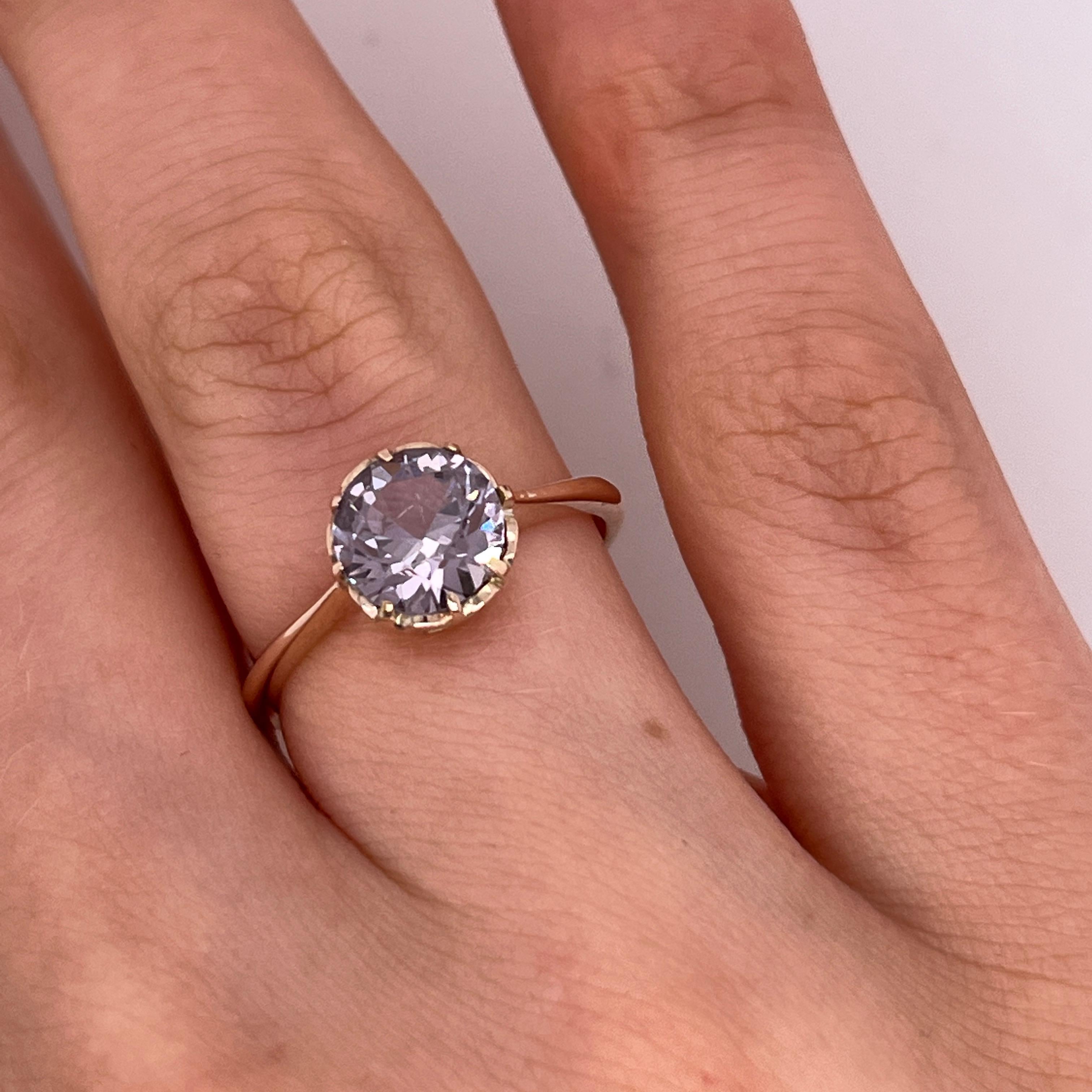 Anillo artesanal de amatista engastada en oro amarillo de 9 ct. Esta llamativa pieza presenta una amatista en su centro, 
mostrando la rica tonalidad púrpura de la piedra. 

Ancho de la banda: 2,1 mm
Anchura de la cabeza: 8.45 mm
Longitud de la