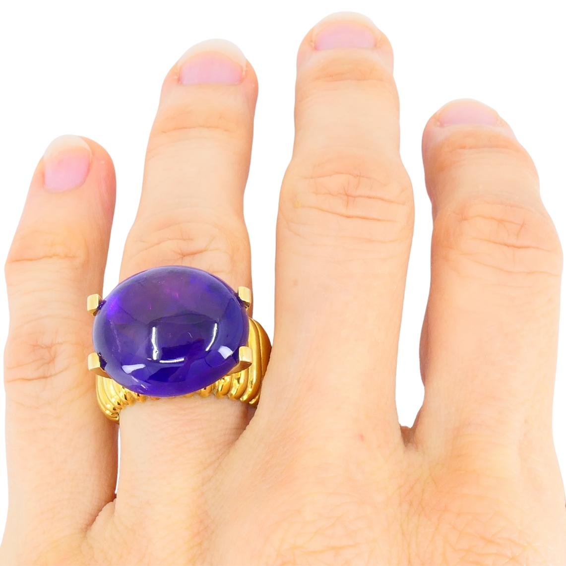 Dieser erstaunliche Tambetti Ring ist aus 18 Karat Gelbgold gefertigt und mit einem großen Amethyst-Cabochon versehen. Das Band hat ein geriffeltes Design mit abgerundeten Rillen, die vertikal um den Schaft verlaufen und dem Ring ein massives und