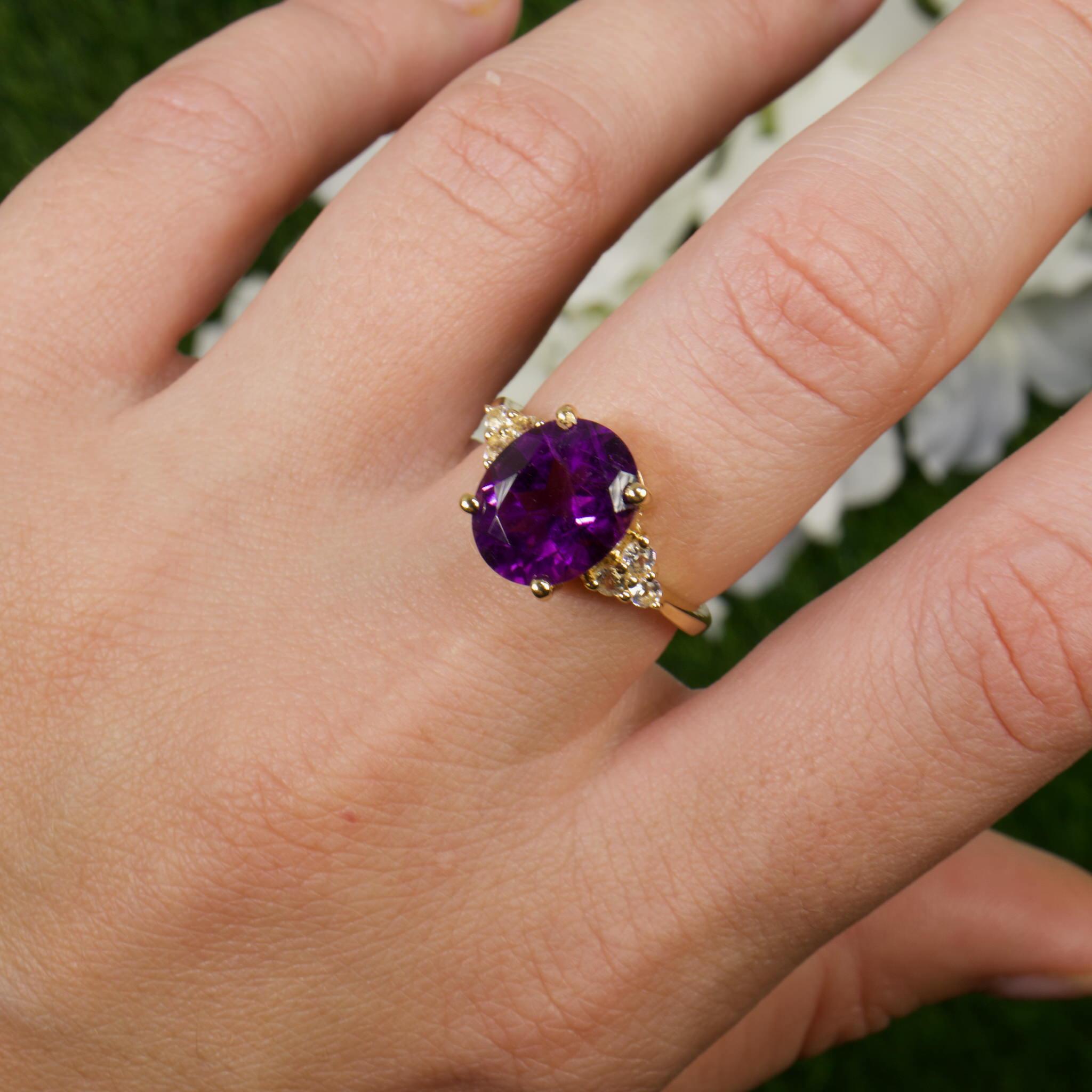 Anillo Amatista Con Topacios Blancos 3,4 Quilates Plata Chapada en Oro Amarillo 14K Corte oval en venta