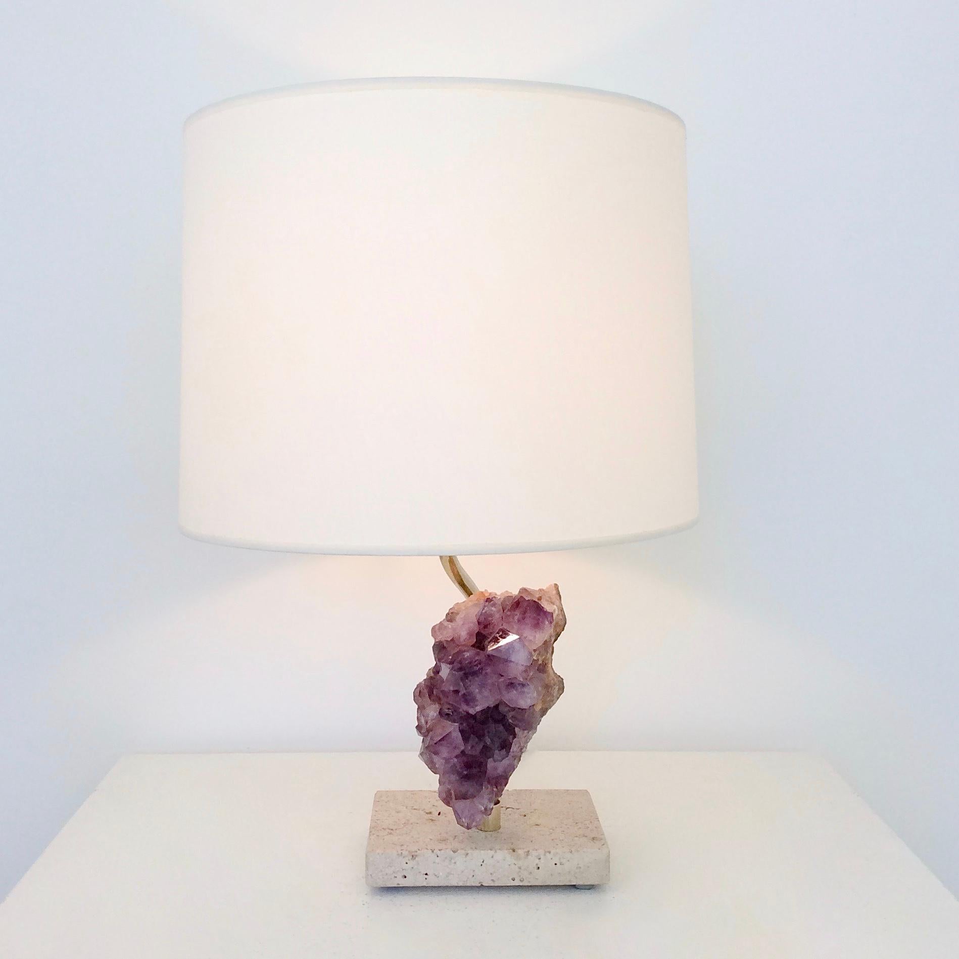 Amethyst rock table lamp, circa 1970, Belgium.
Amethyst, travertine base, brass and new white fabric shade.
One E27 bulb of 40 W.
Dimensions: 40 cm H, travertine base: 13 x 9 cm, diameter of the shade: 28 cm.
Good condition.
All purchases are