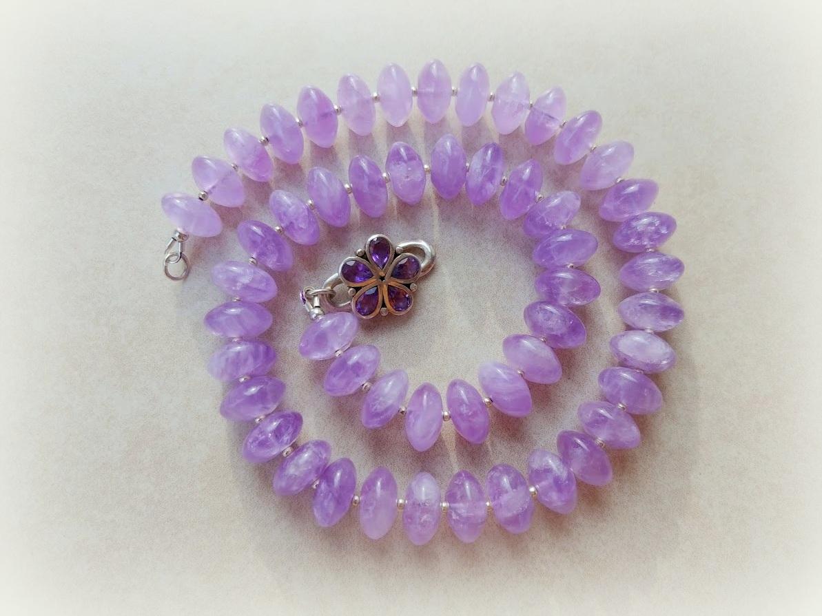 La collana è lunga 20 pollici (51 cm) e le perline lisce a rondelle sono di 7x14 mm. 
Le perle di ametista sono semitrasparenti, con leggere inclusioni che ne confermano la naturalezza. Sono di colore viola chiaro e lavanda tenue.
Queste perle di