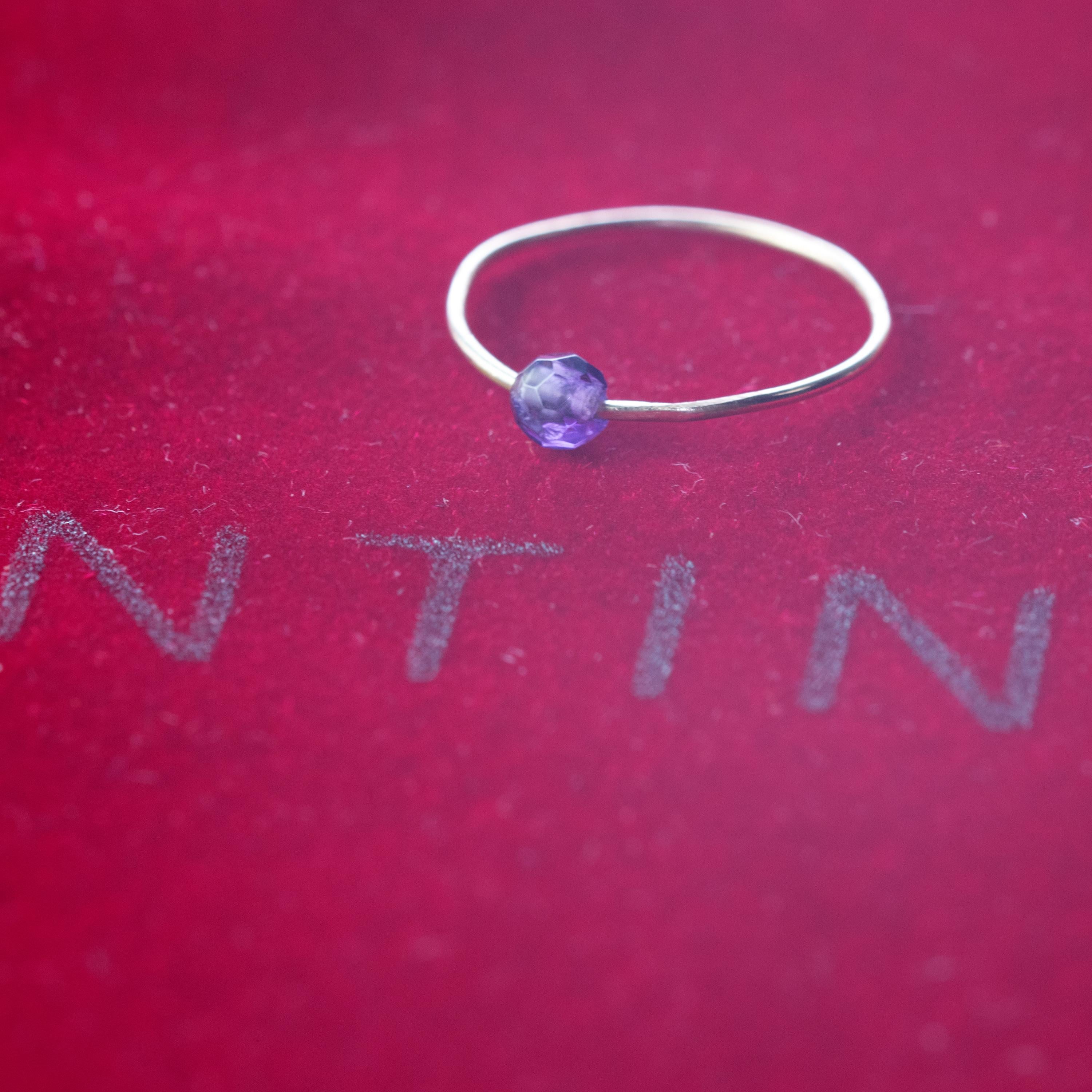 Anello a fascia Intini Jewels Purple Planet. Anello dal design contemporaneo in oro giallo 18 carati con una preziosa ametista rotonda. Design e colore mescolati in un unico gioiello. Deliziati con un design forte e minimalista, per un look chic e
