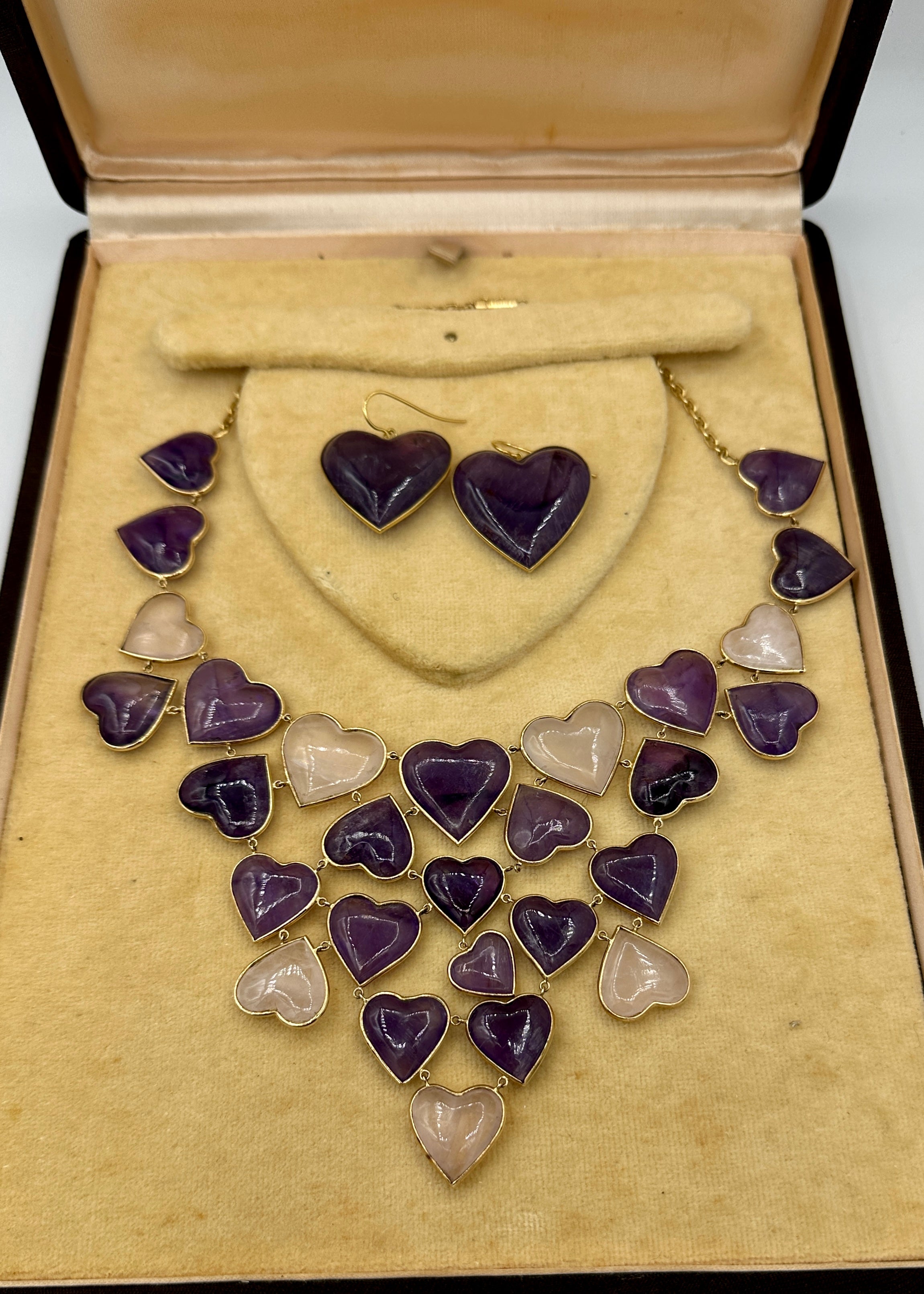 Dies ist eine absolut atemberaubende Amethyst und Rosenquarz Herzmotiv Halskette und Ohrring-Set in 14 Karat Gelbgold.  Die Juwelen stammen aus dem Nachlass der Hollywood-Legende Mary Lou Daves, und wir haben ein Foto, auf dem Frau Daves sie trägt. 