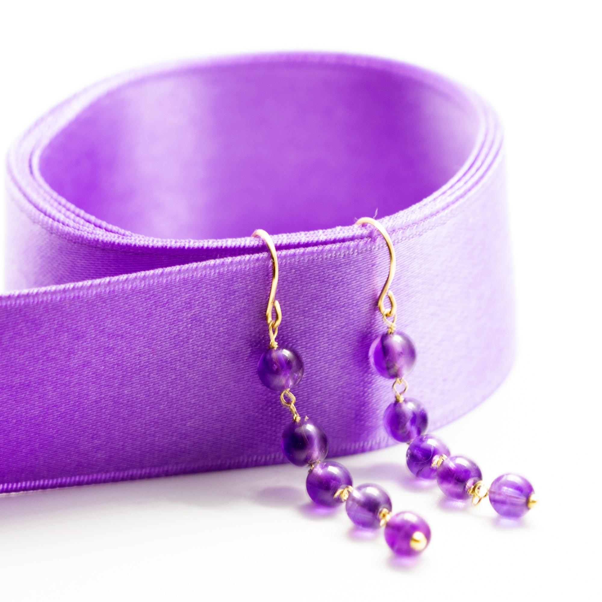 La qualité de la signature d'Intini Jewels sur un bijou de design moderne et contemporain. Superbes boucles d'oreilles longues et pendantes avec cinq perles d'améthyste. Agrémentées d'une boucle d'oreille en or jaune 18 carats, elles vous rendront