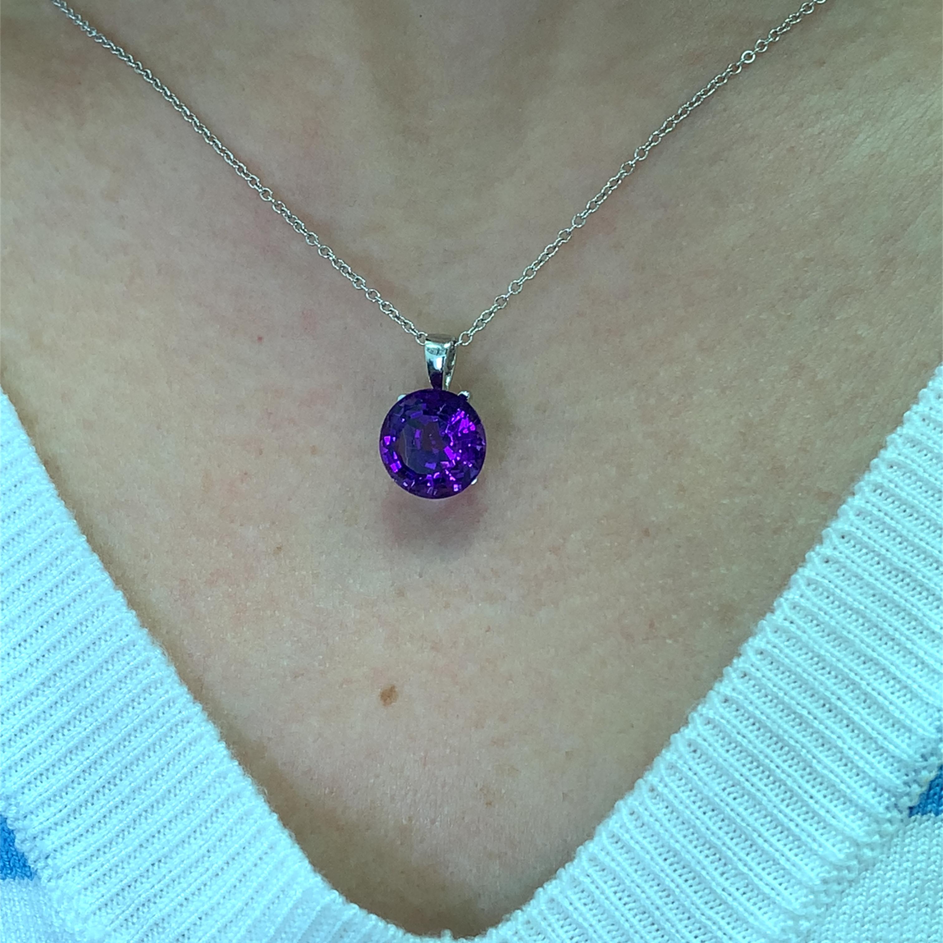 Scopri la bellezza di questa elegante collana con ciondolo in ametista taglio rotondo da 4,70ct, perfetta per aggiungere un tocco di raffinatezza a qualsiasi outfit. La splendida gemma viola, che misura circa 12 mm, ha un taglio meraviglioso e