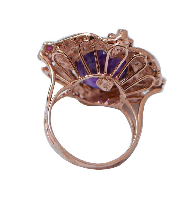 Erstaunlich Ring in 9 kt Roségold und Silber Struktur montiert mit einem zentralen Amethyst mit zwei Blumen von Rubinen für jede Seite und, zwischen ihnen, Diamanten.
Dieser Ring wurde vollständig von italienischen Goldschmiedemeistern handgefertigt