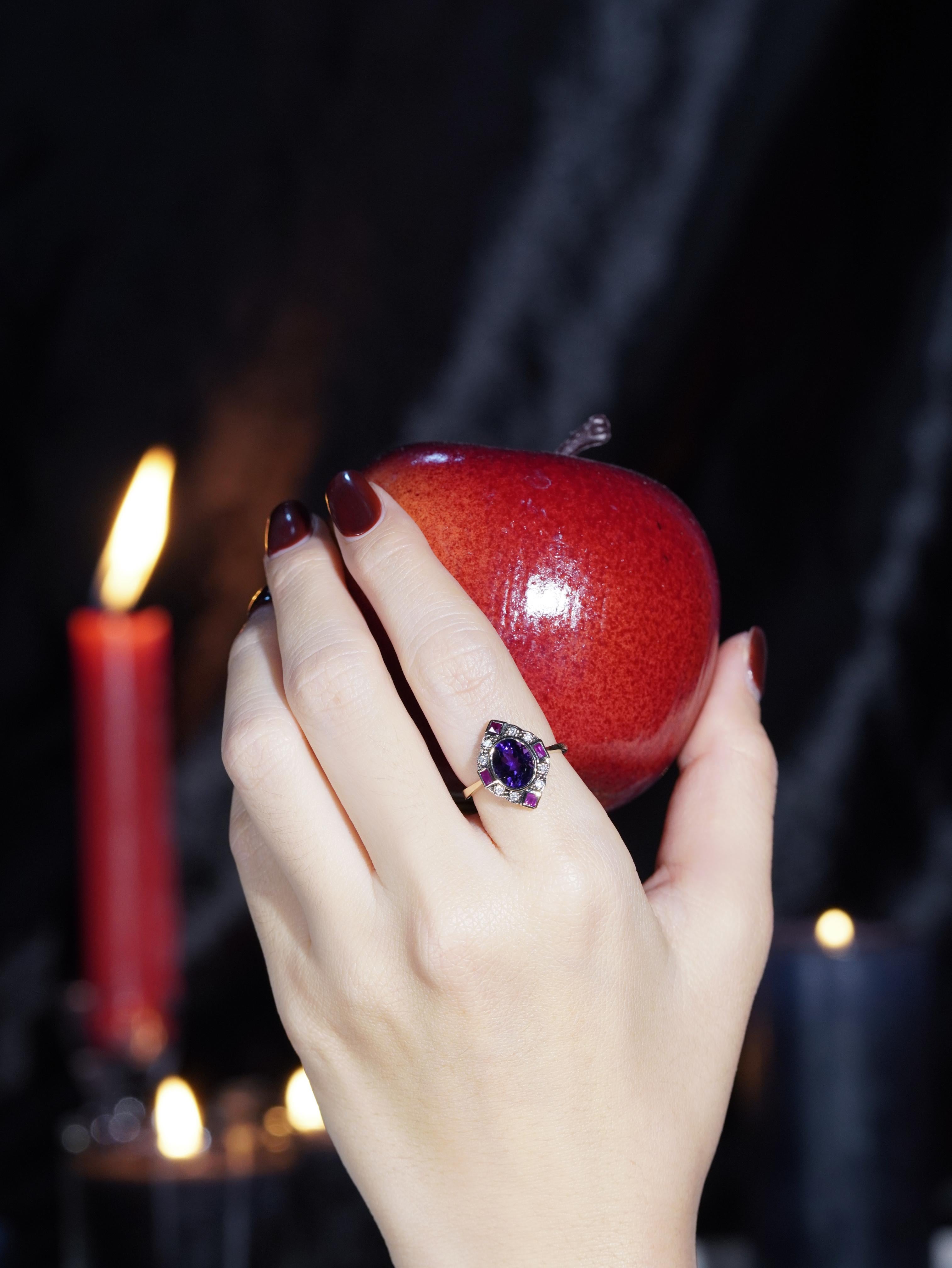 Romantique et radieuse, cette bague de fiançailles halo de style ancien est une ode délicate à la beauté vintage. En son cœur, une tourmaline rose lumineuse de 3,25 carats est sertie sur des griffes classiques et rayonne d'un charme doux et féminin.