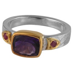 Anello in argento con placca d'oro con ametista e rubino