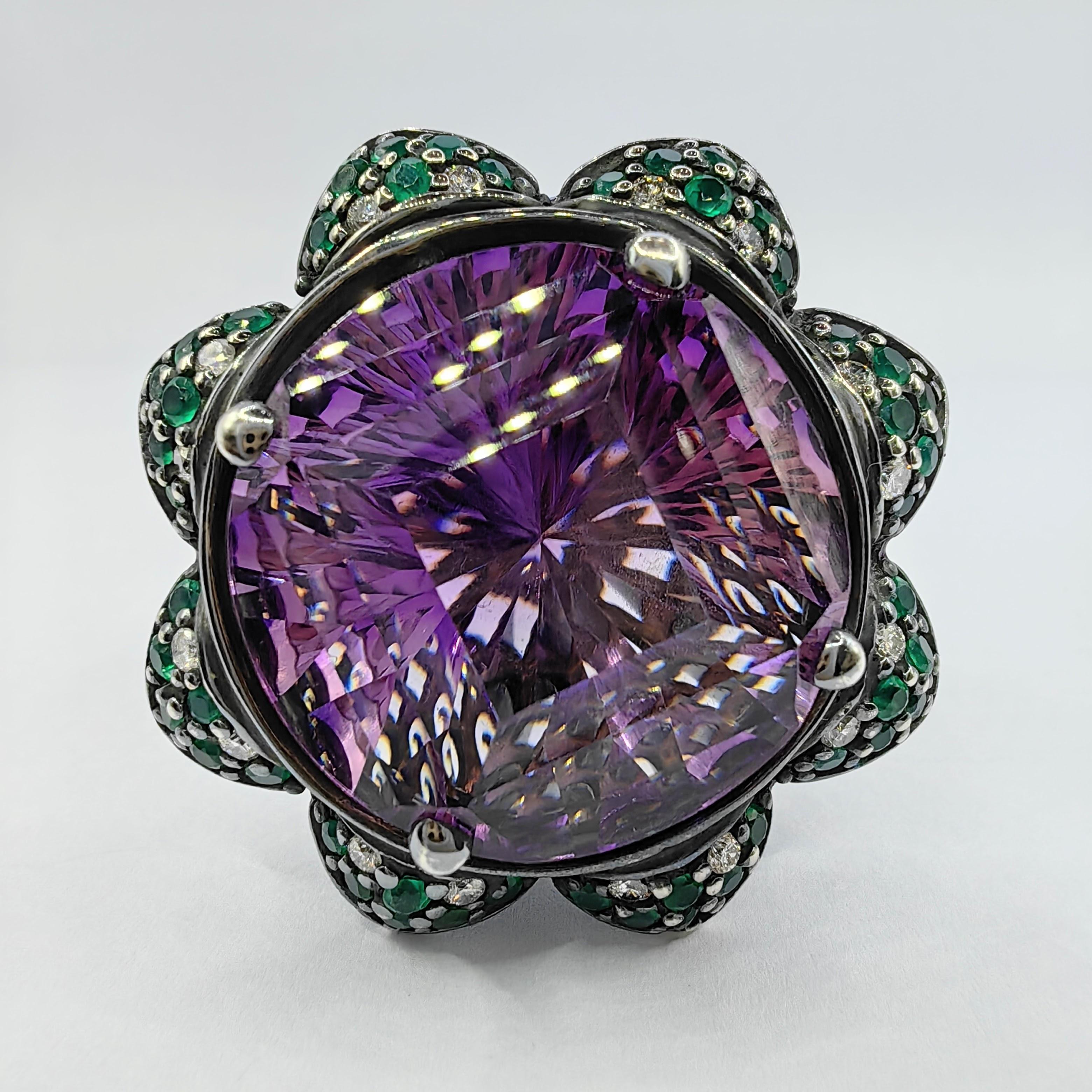 Der Amethyst-, Saphir- und Diamant-Blumen-Cocktail-Statement-Ring ist ein auffälliges Kunstwerk, das leuchtende Edelsteine und einzigartige Handwerkskunst zu einem kühnen Blumendesign vereint. Dieser auffällige Ring zeigt in der Mitte einen