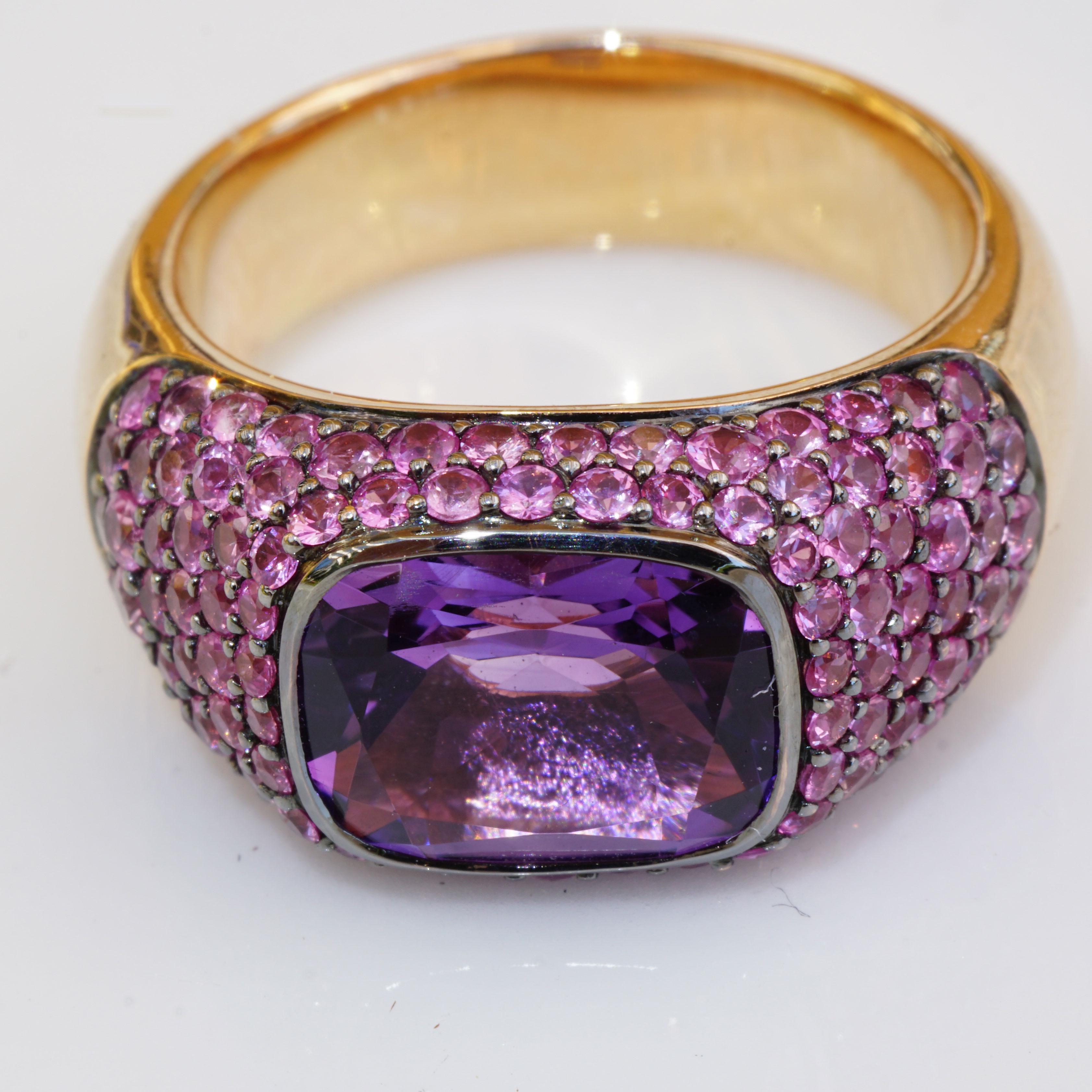 Ring of superlatives with top gemstones in quality AAA+, amethyst from Brazil approx. 2.45 ct, eye clean, colour, brilliance and cut very good, high quality set in Italy in 750 rose gold, pavee setting with bright pink sapphires (treated) total