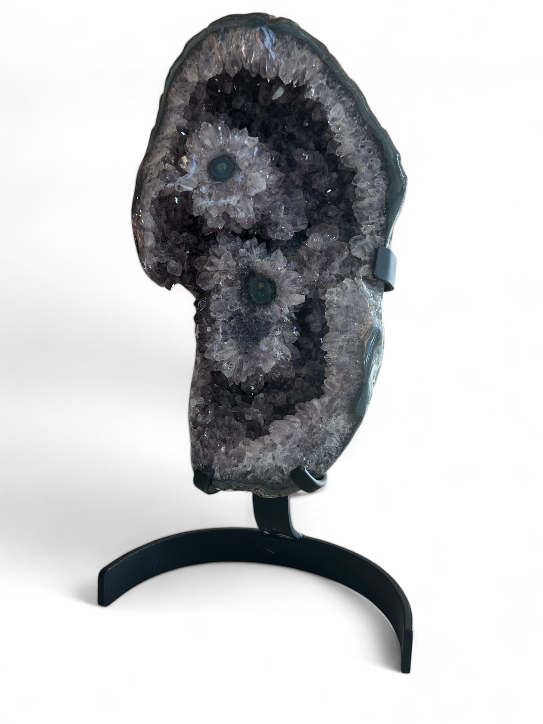 Amethyst-Skulptur mit Stalaktiten-Augen auf Stand (Brasilianisch) im Angebot