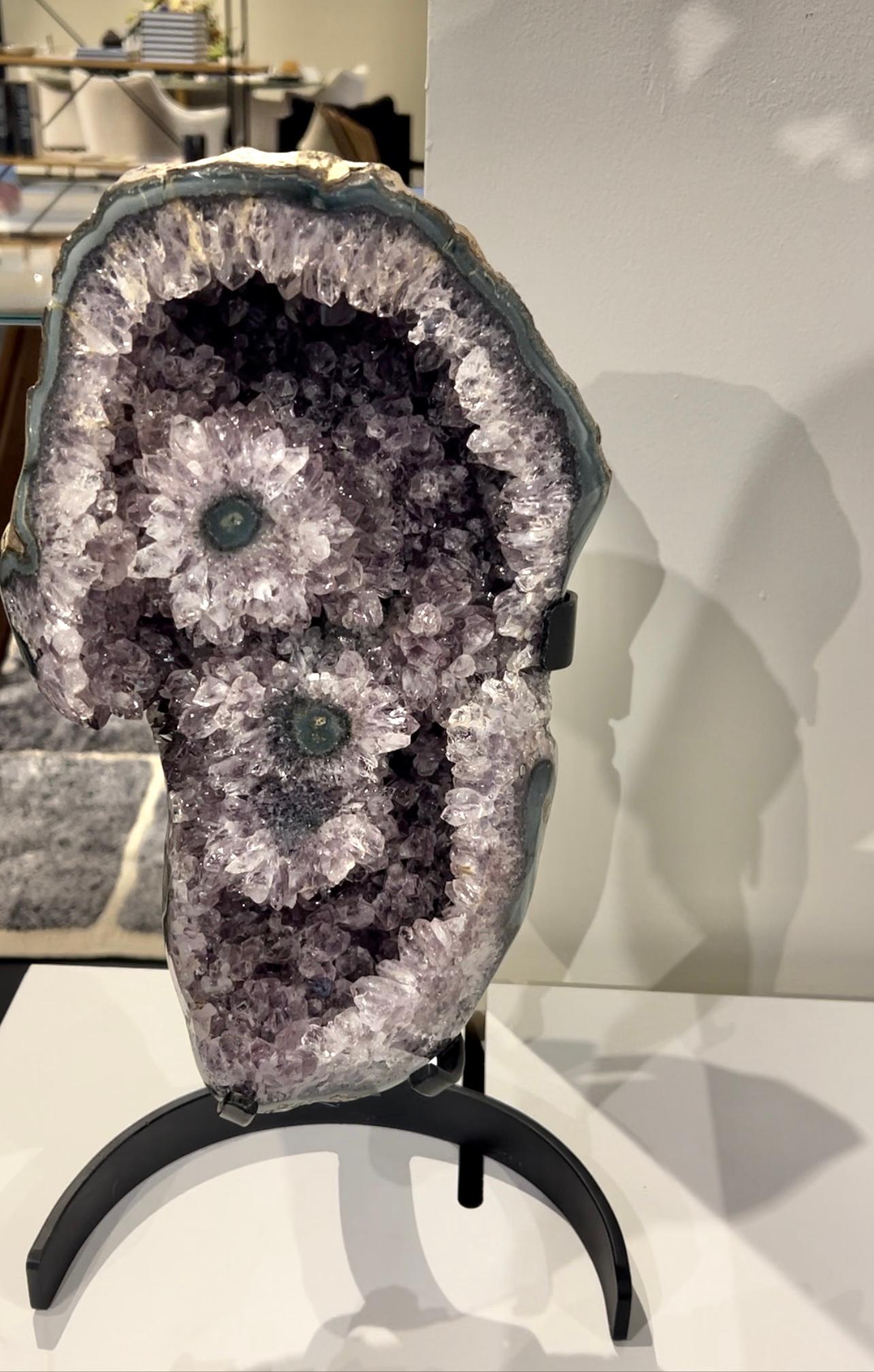 Amethyst-Skulptur mit Stalaktiten-Augen auf Stand (Poliert) im Angebot