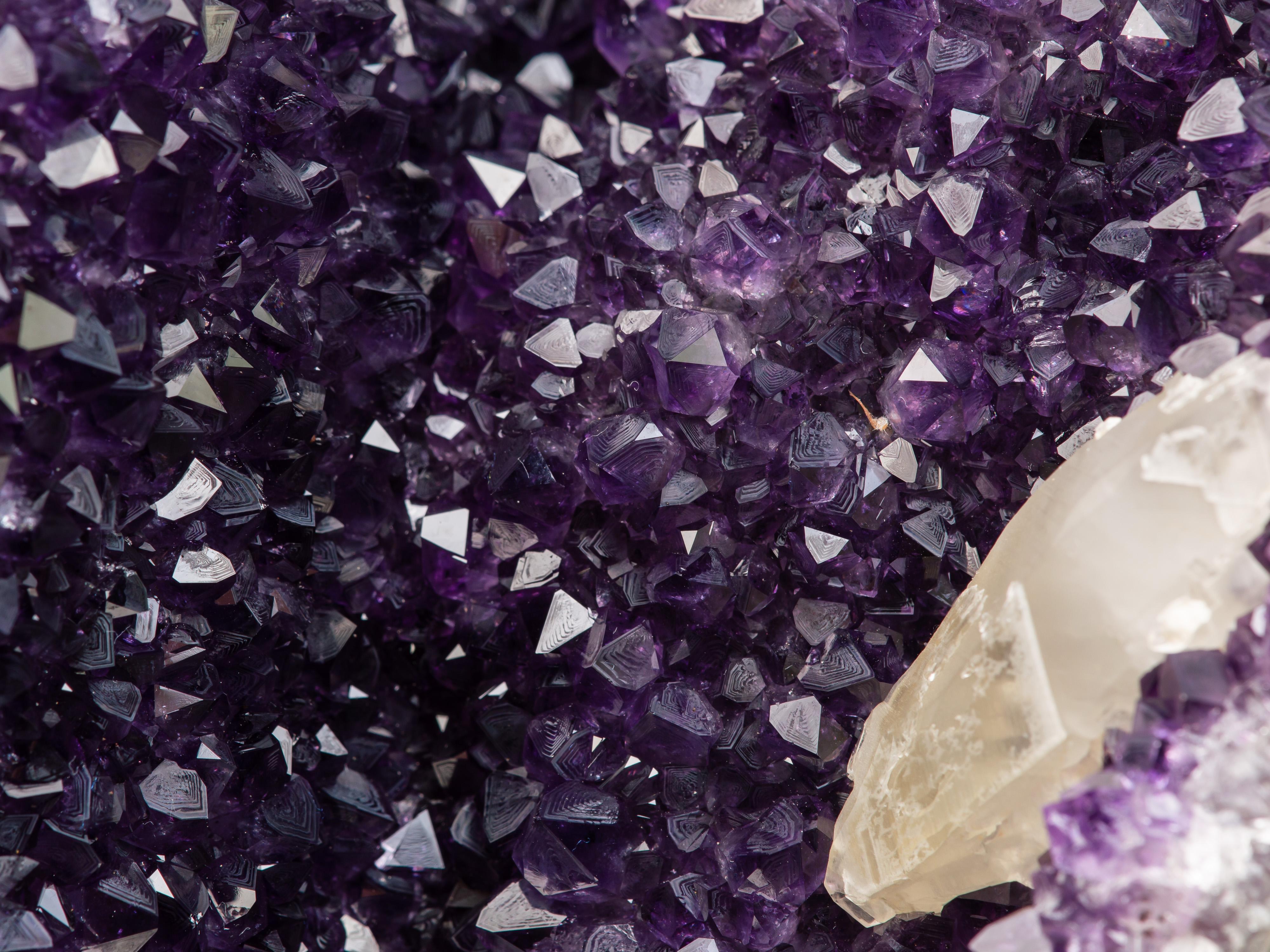 Amethyst-Sektion mit geschliffenem Stalactit- Auge und Calcite im Angebot 4