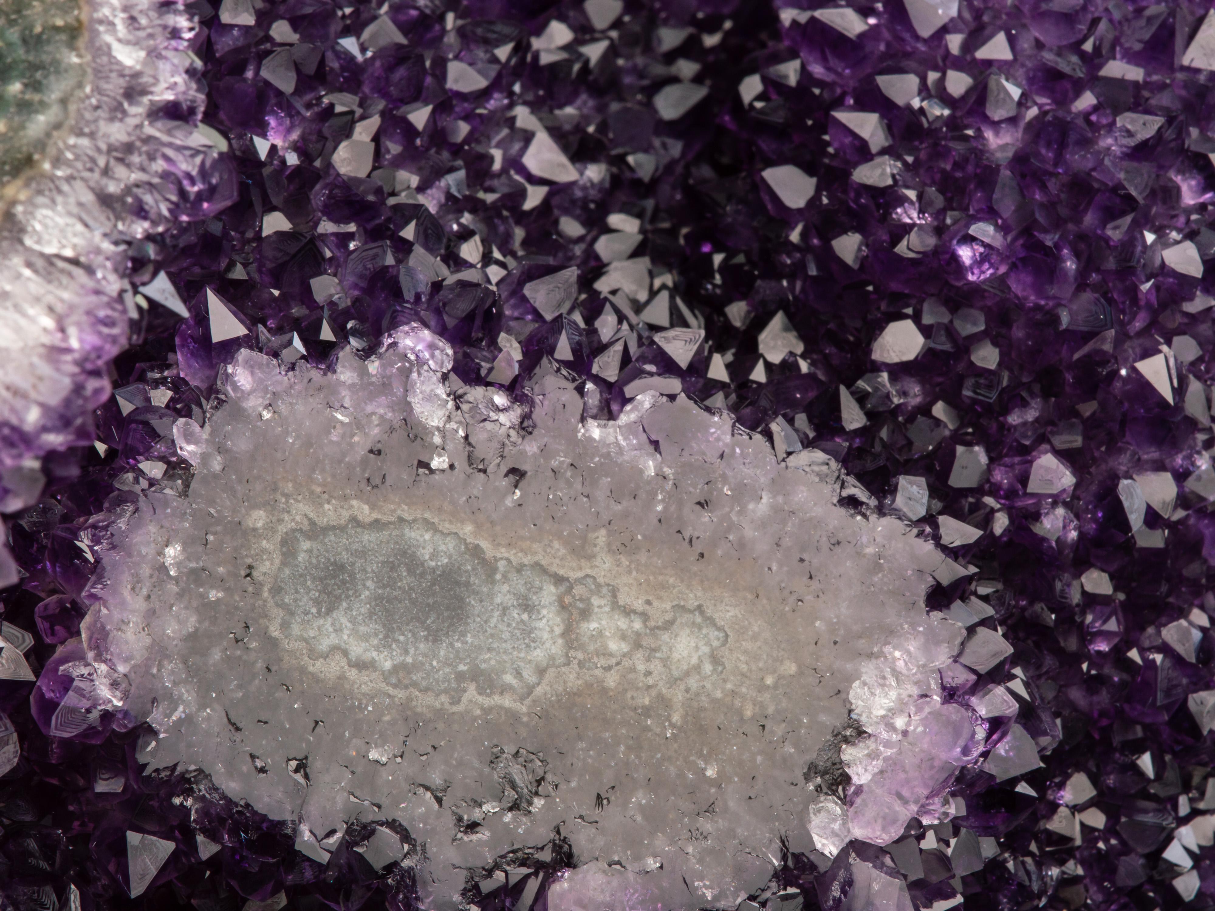 Amethyst-Sektion mit geschliffenem Stalactit- Auge und Calcite im Angebot 7