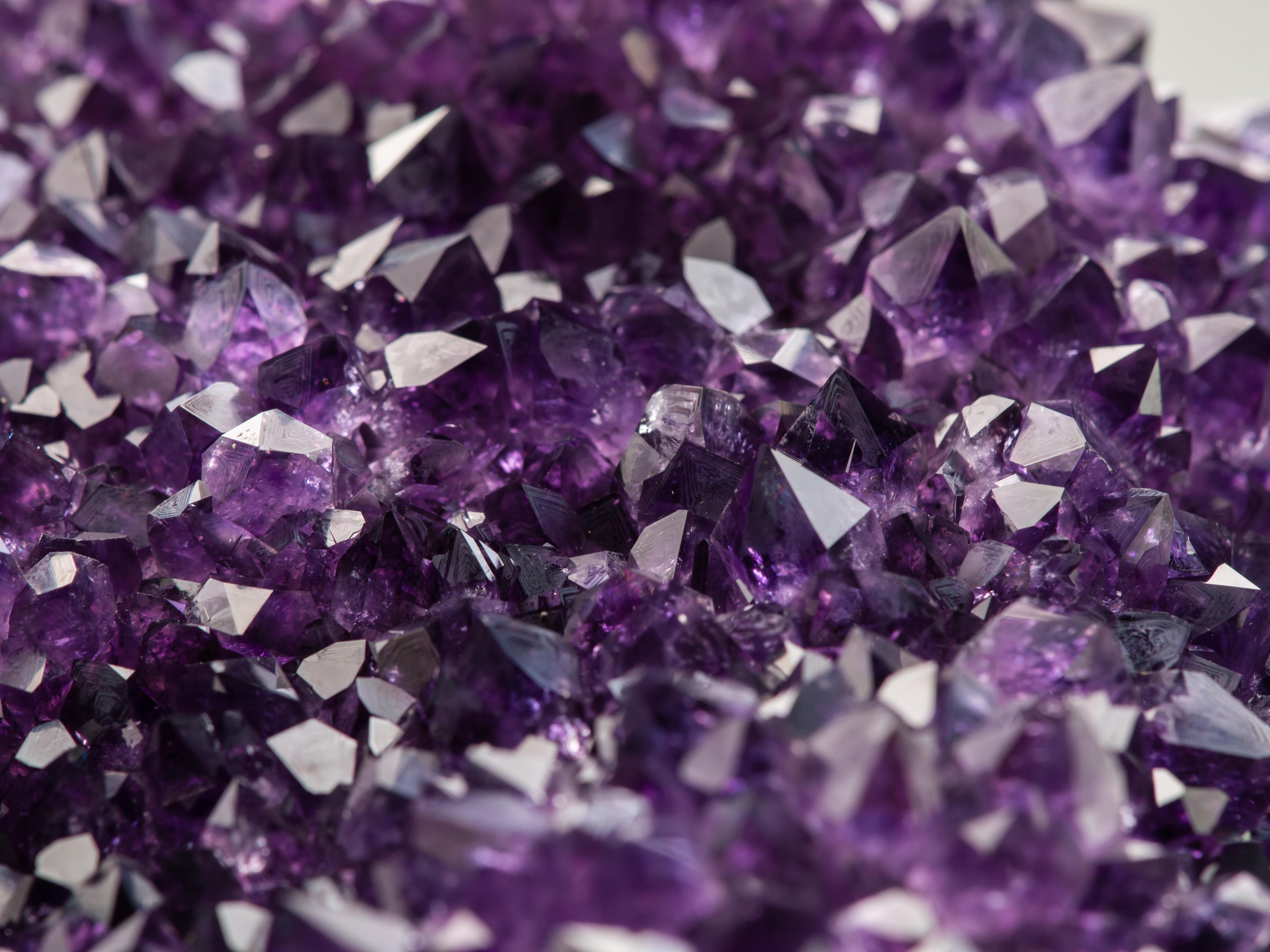 Amethyst-Sektion mit geschliffenem Stalactit- Auge und Calcite im Angebot 10