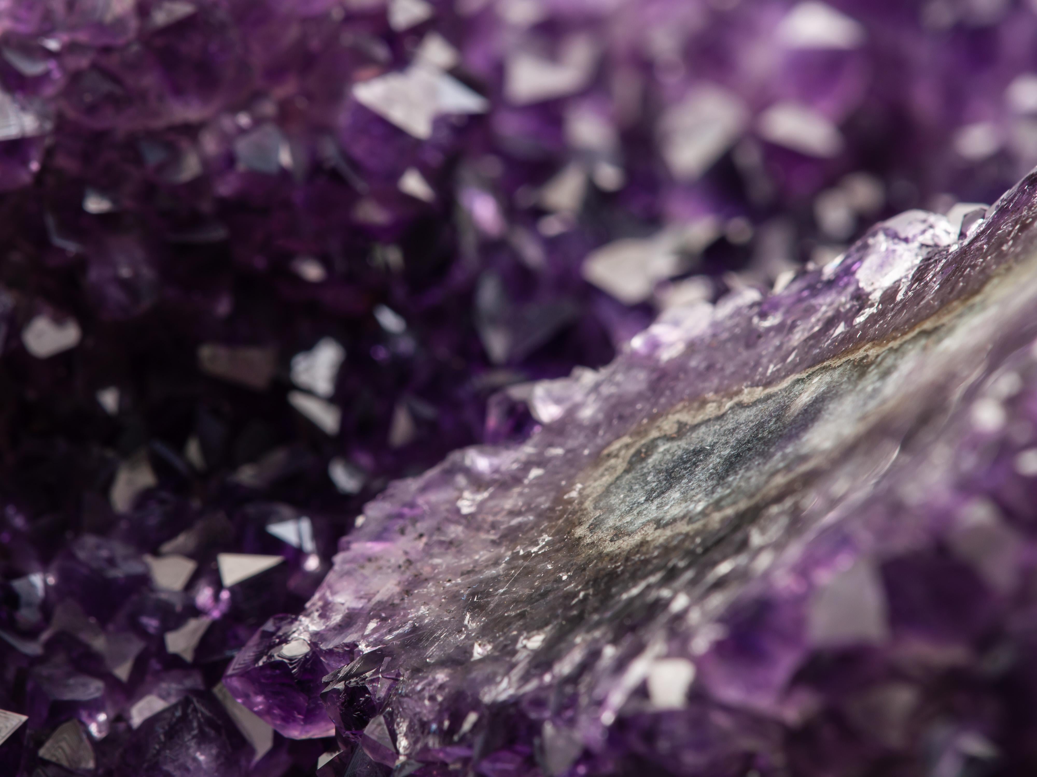 Amethyst-Sektion mit geschliffenem Stalactit- Auge und Calcite im Angebot 11