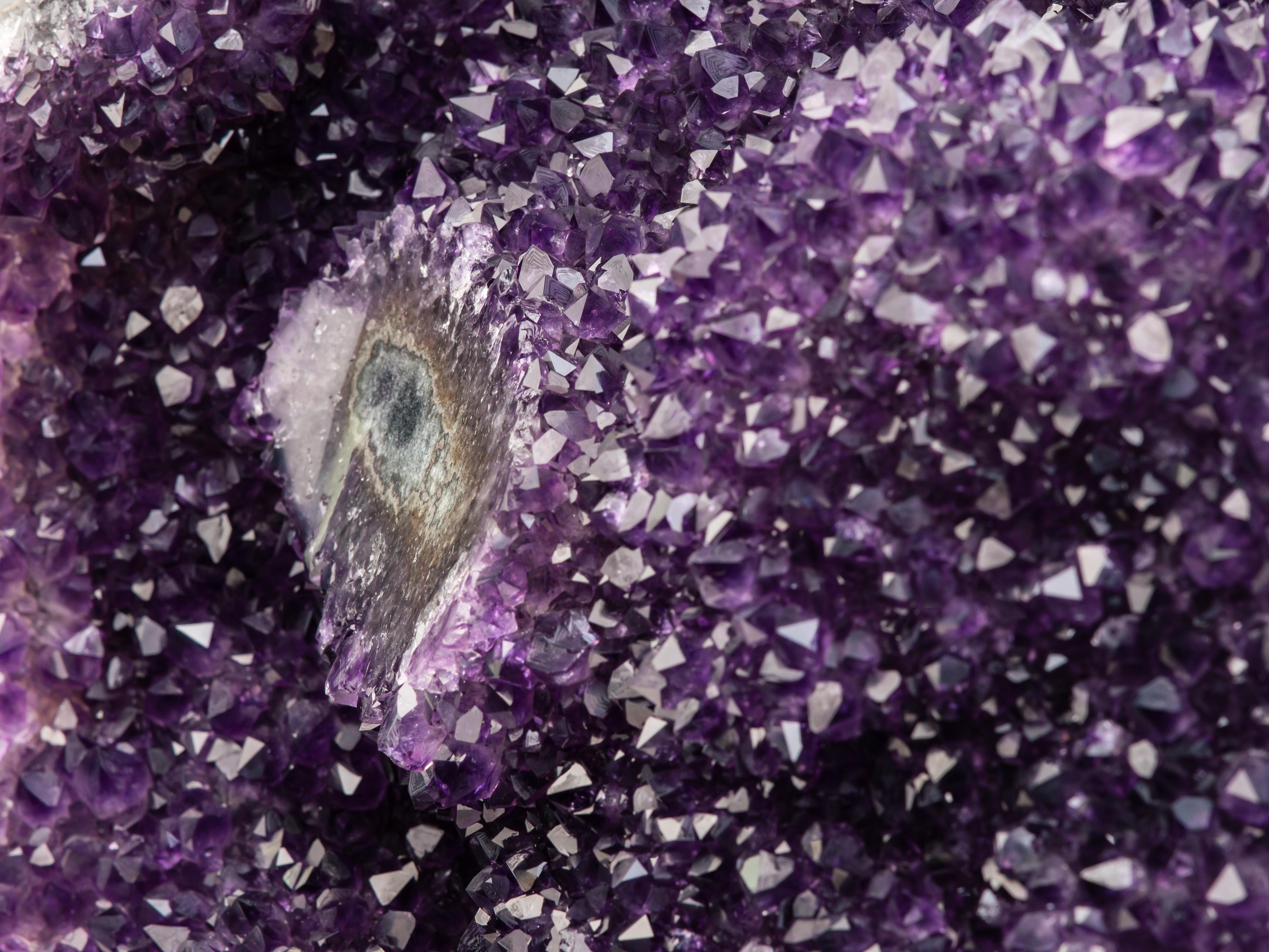 Amethyst-Sektion mit geschliffenem Stalactit- Auge und Calcite im Angebot 3