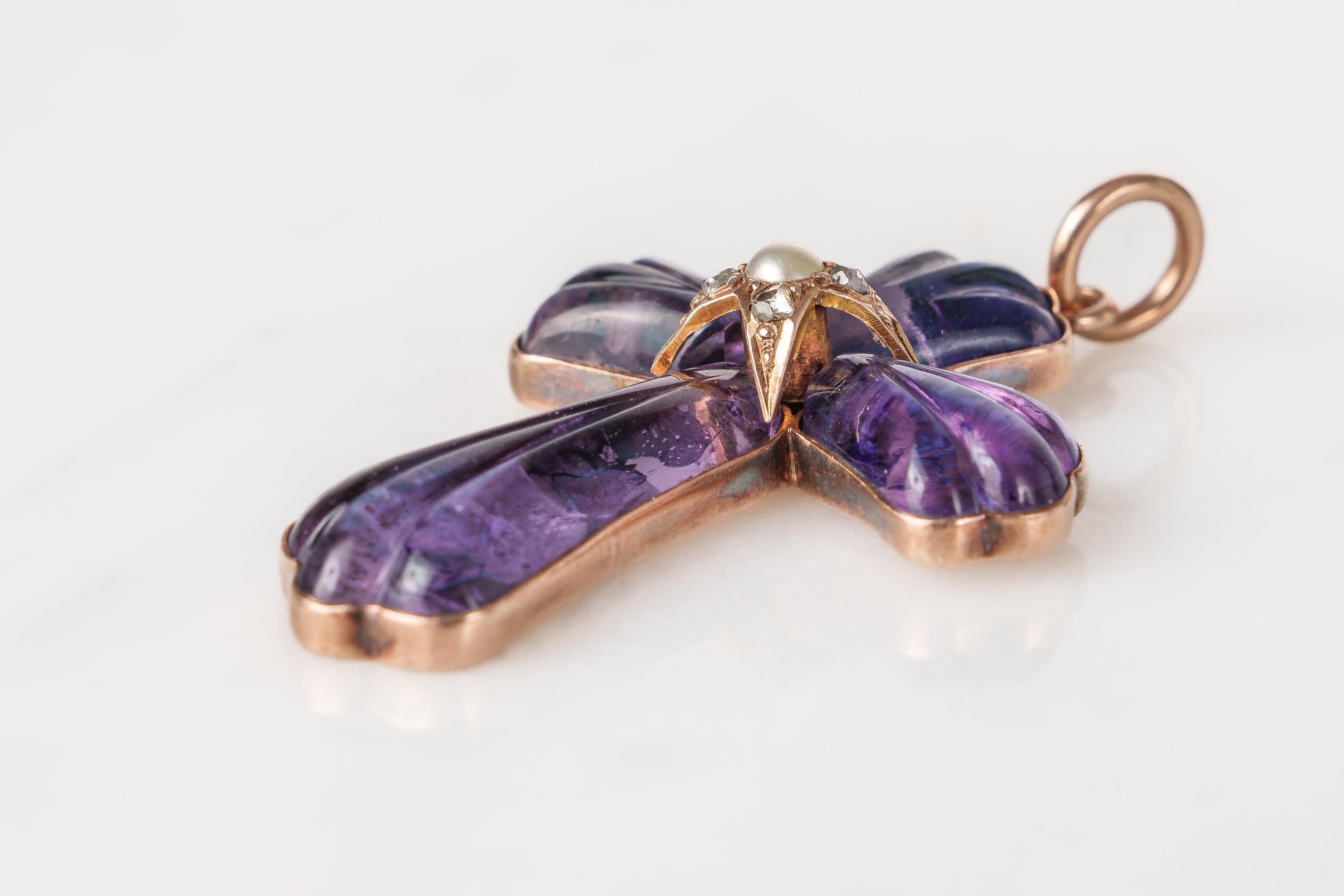 Amethyst geschnitztes Kruzifix mit Saatperlen und Diamanten, spätes 19. Jahrhundert.

Dieser außergewöhnliche Anhänger stammt aus dem späten 19. Jahrhundert und zeigt die raffinierte Handwerkskunst der viktorianischen Ära. Das handgeschnitzte, in