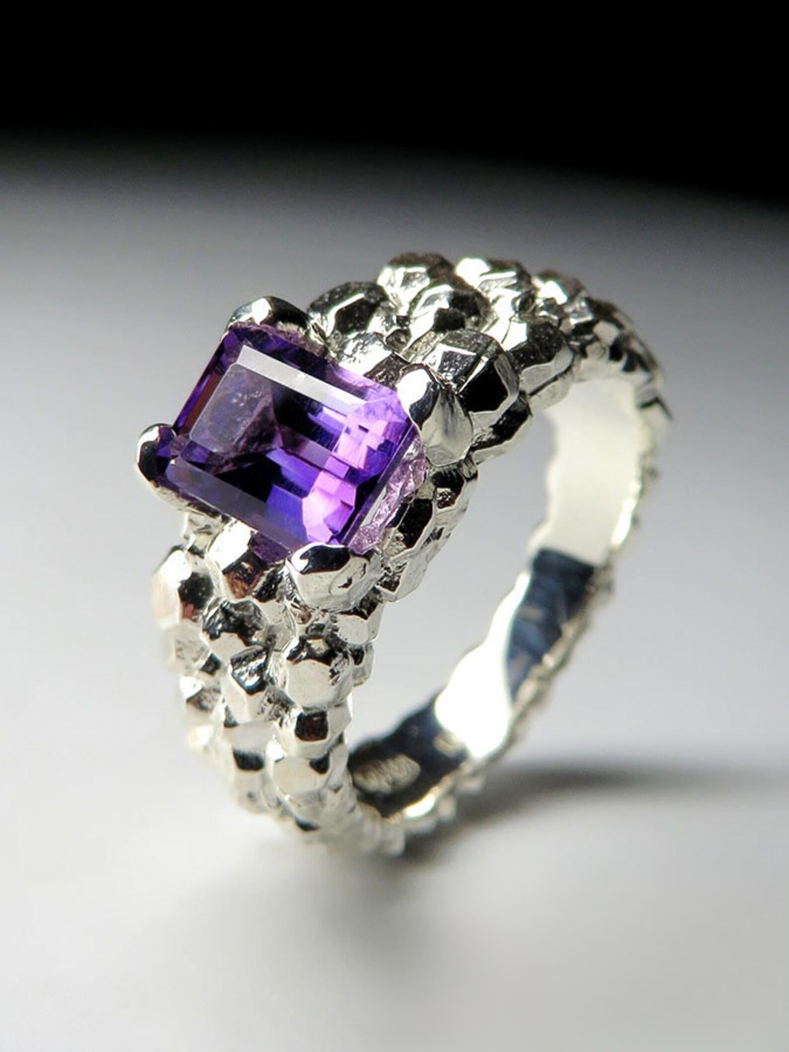 Artigiano Anello d'argento con ametista viola naturale di qualità fine Gemma magica in vendita