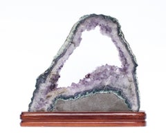 Amethystschale mit Barockperlen auf einem Sockel aus poliertem Holz