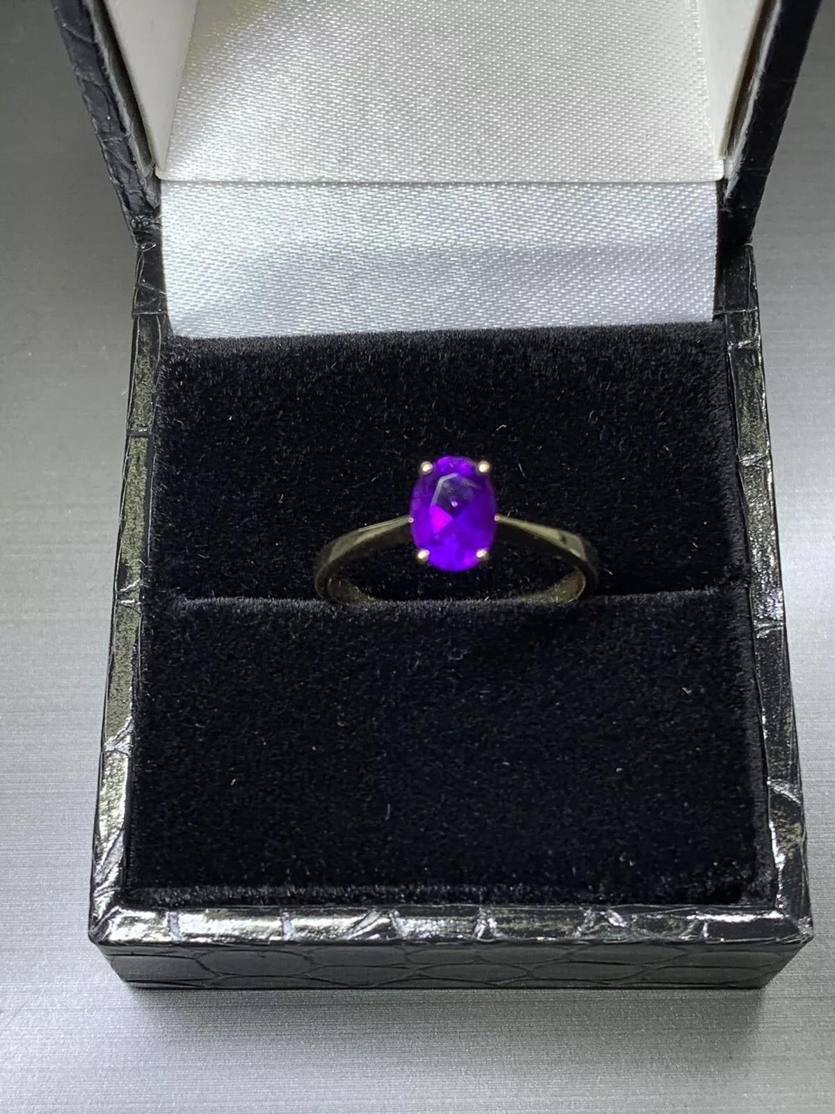 Amethyst solitaire engagement ring yellow gold In New Condition For Sale In London, GB