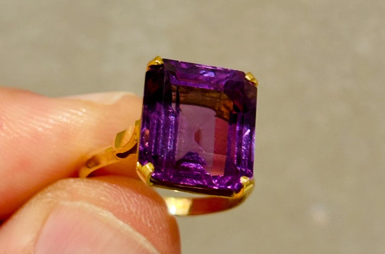 AMETHYST SOLITAIRE RING 22K Gold, 12 Carat Stone für Damen oder Herren im Angebot