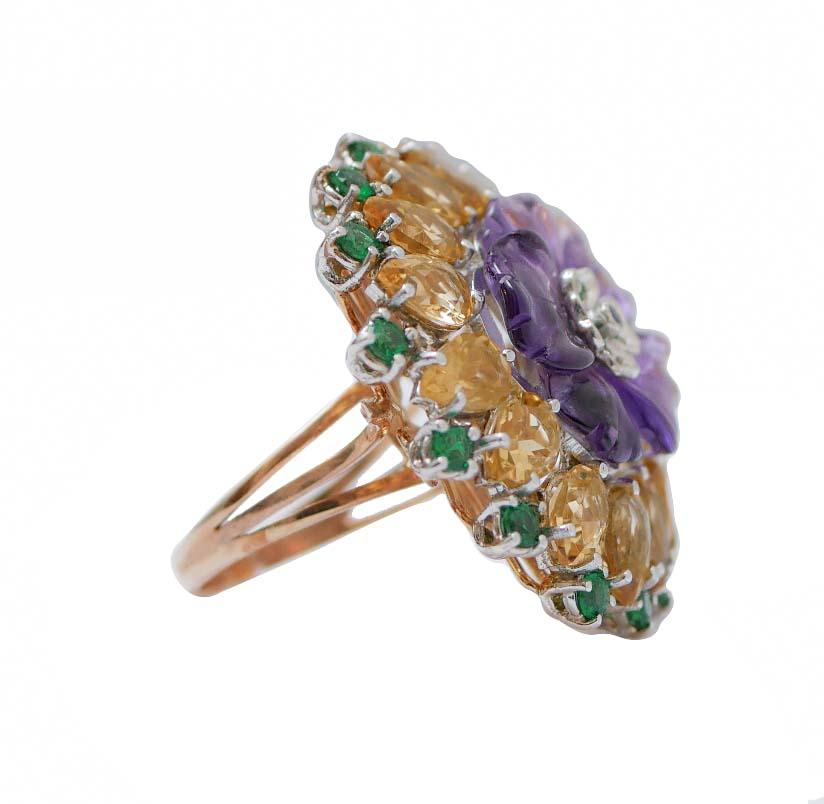 Fantastico anello in oro rosa 14 kt e struttura in argento montato con un fiore di ametista idrotermale nella parte centrale con un fiore d'argento tempestato di una piccola ametista e spinello idrotermale. Tutto intorno, topazio e spinello