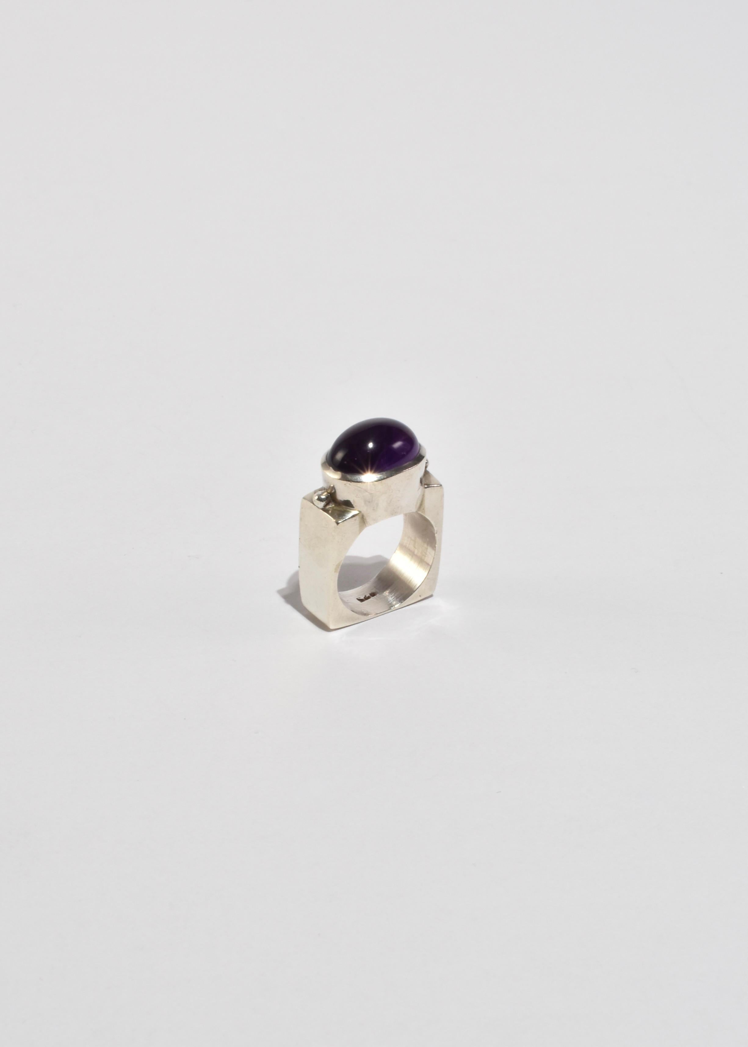 Rare vintage silver modernist ring with a square band and an oval amethyst cabochon. Stamped 925.