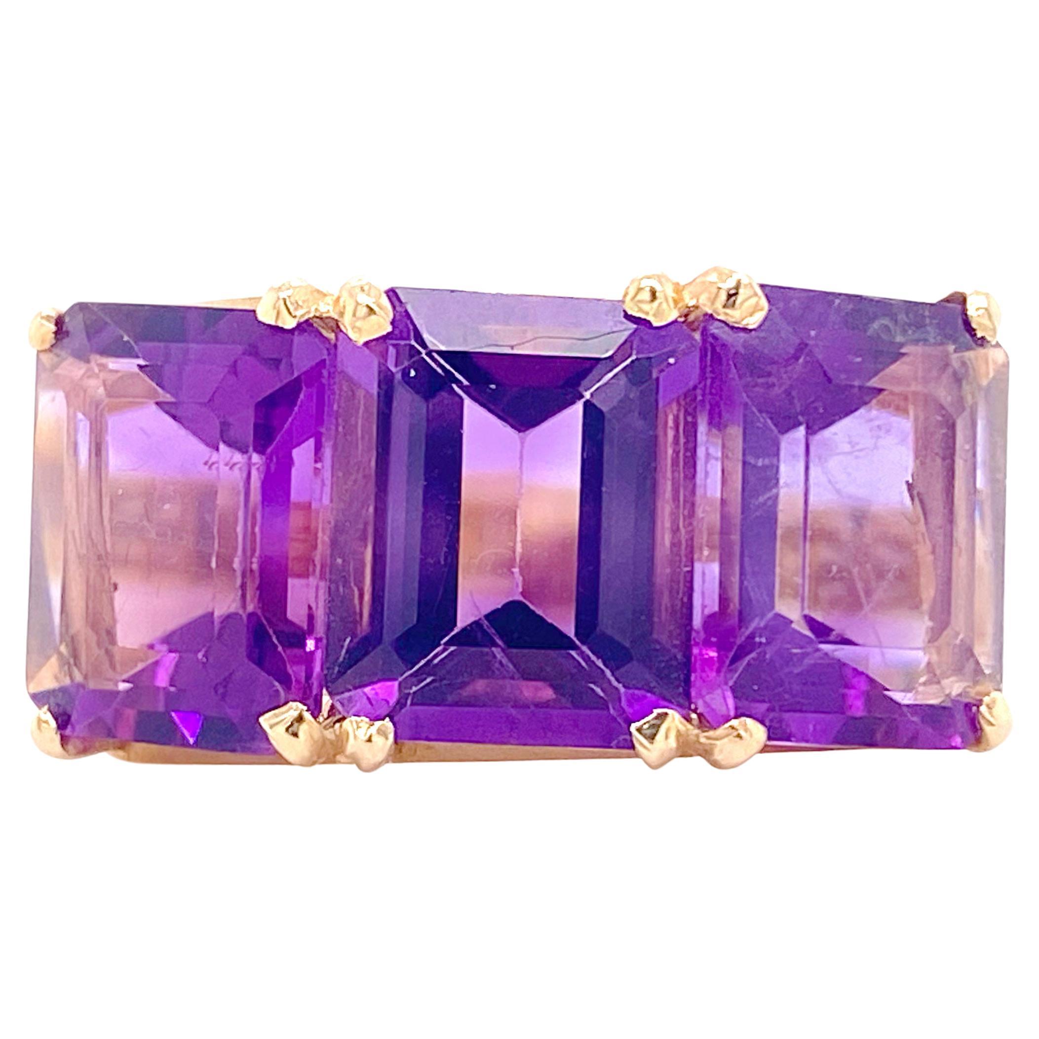 7,10 Karat Amethyst-Dreisteinring, 14 Karat Gelbgold, Smaragdschliff im Angebot