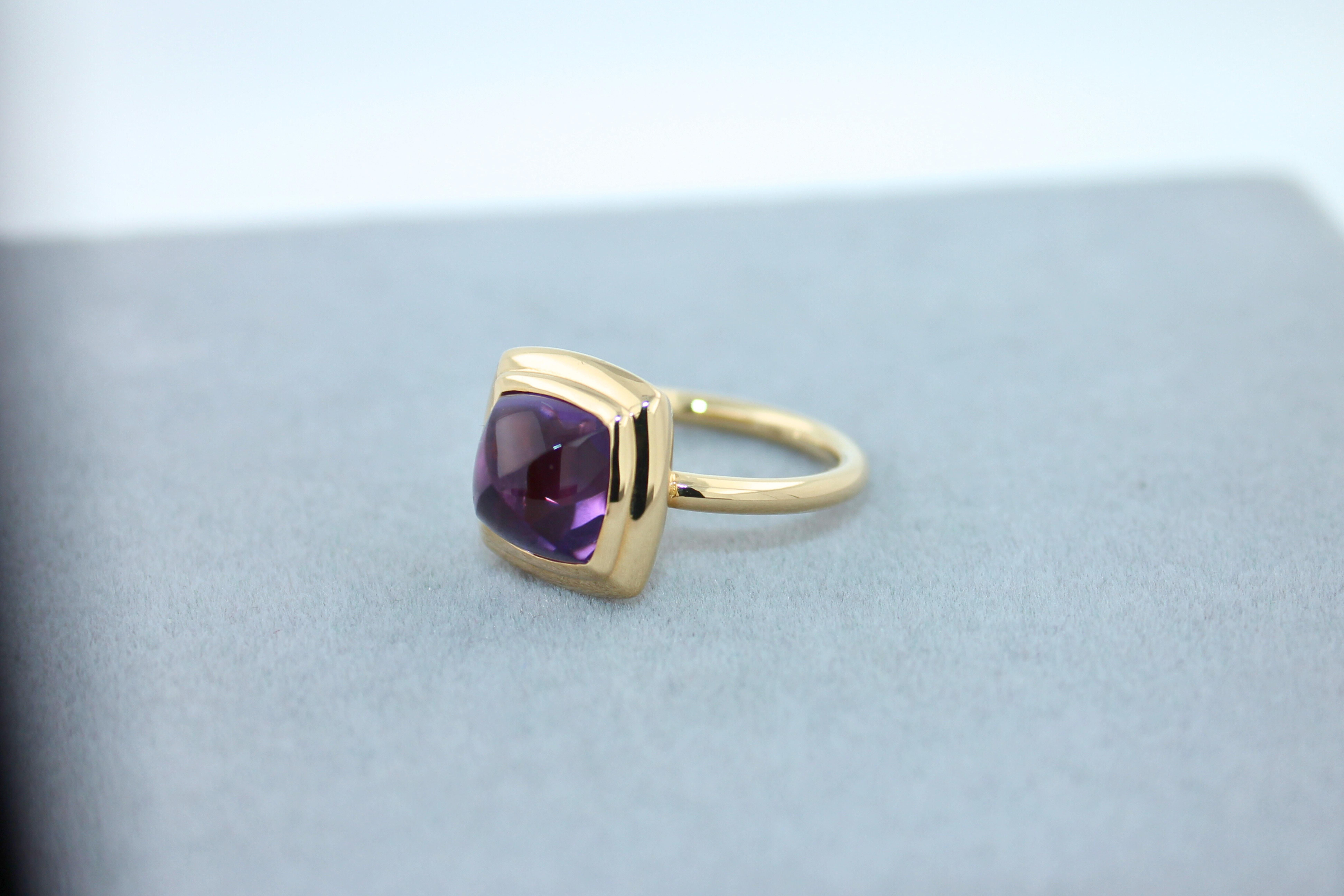 Amethyst Sugarloaf Cabochon Mountain Pyramid Cone Cocktail 18K Yellow Gold Ring For Sale 3