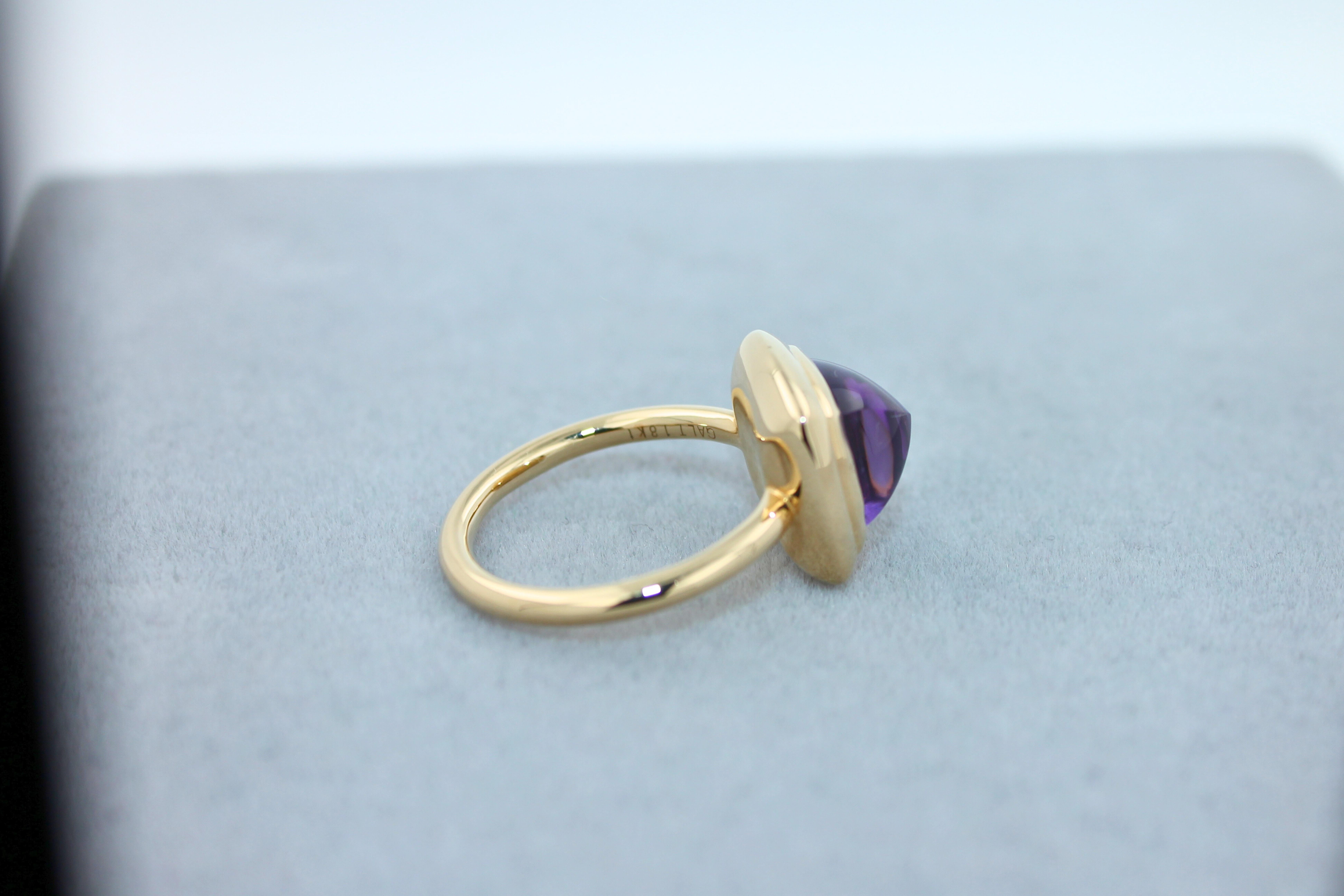 Amethyst Sugarloaf Cabochon Mountain Pyramid Cone Cocktail 18K Yellow Gold Ring For Sale 5
