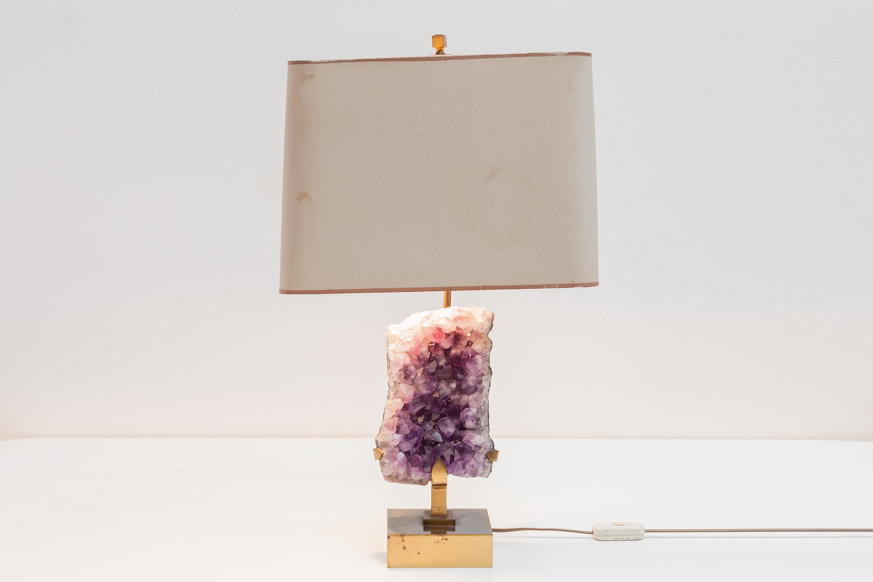 Diese Vintage-Amethyst-Tischlampe ist ein Entwurf von Willy Daro. Willy Daro war berühmt für die Kreation und Gestaltung spektakulärer Tischlampen aus kostbarer Bronze, Messing und Natursteinelementen.

Der Sockel besteht aus poliertem Messing,