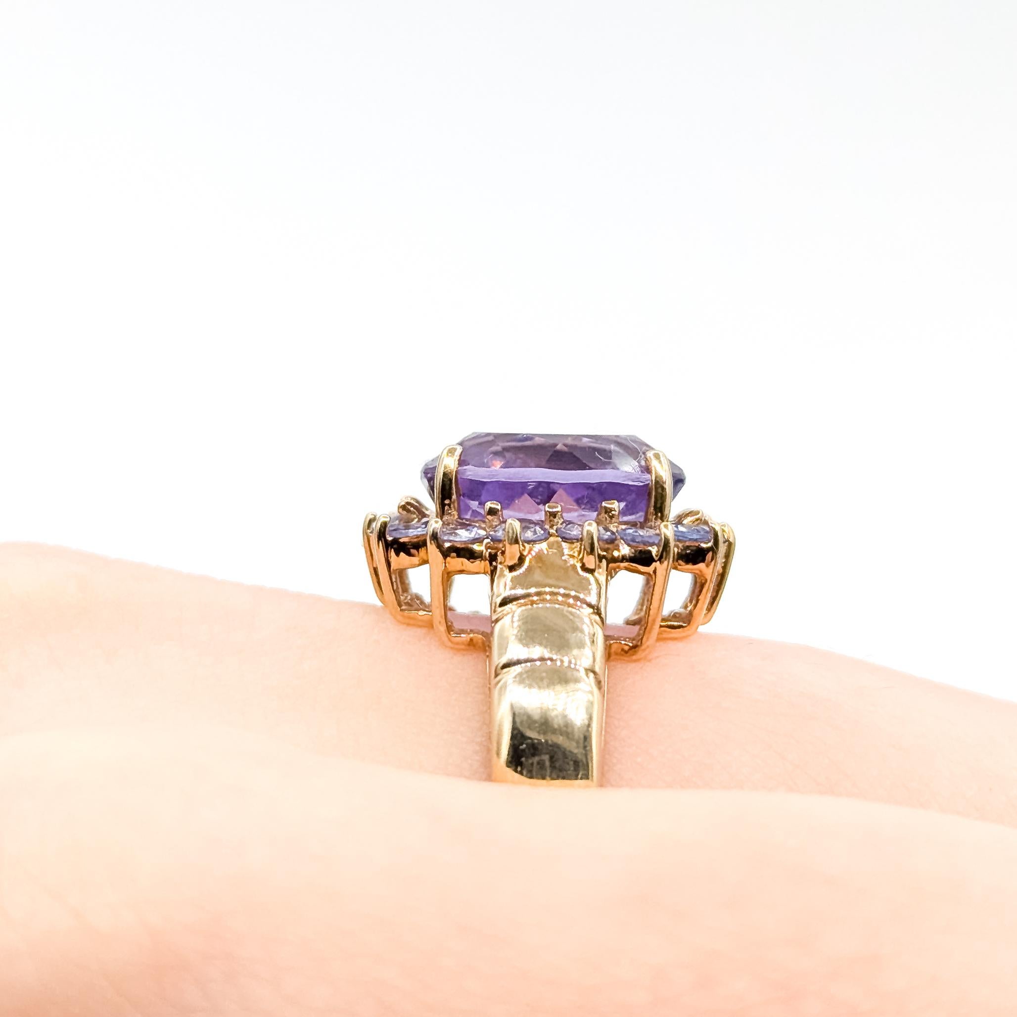 Taille ovale Bague cocktail en or jaune 10k avec améthyste et tanzanite en vente