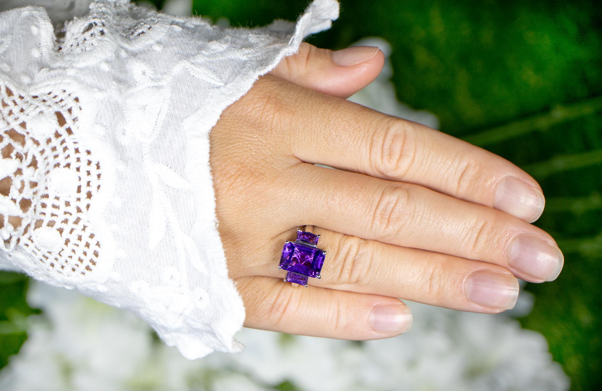 Il est accompagné d'une évaluation gemmologique par la GIA (GG/AJP).
Toutes les pierres précieuses sont naturelles
3 Améthystes = 4,65 Carats
Métal : Argent sterling plaqué rhodium
Taille de la bague : 6* US
*Il peut être redimensionné en fonction