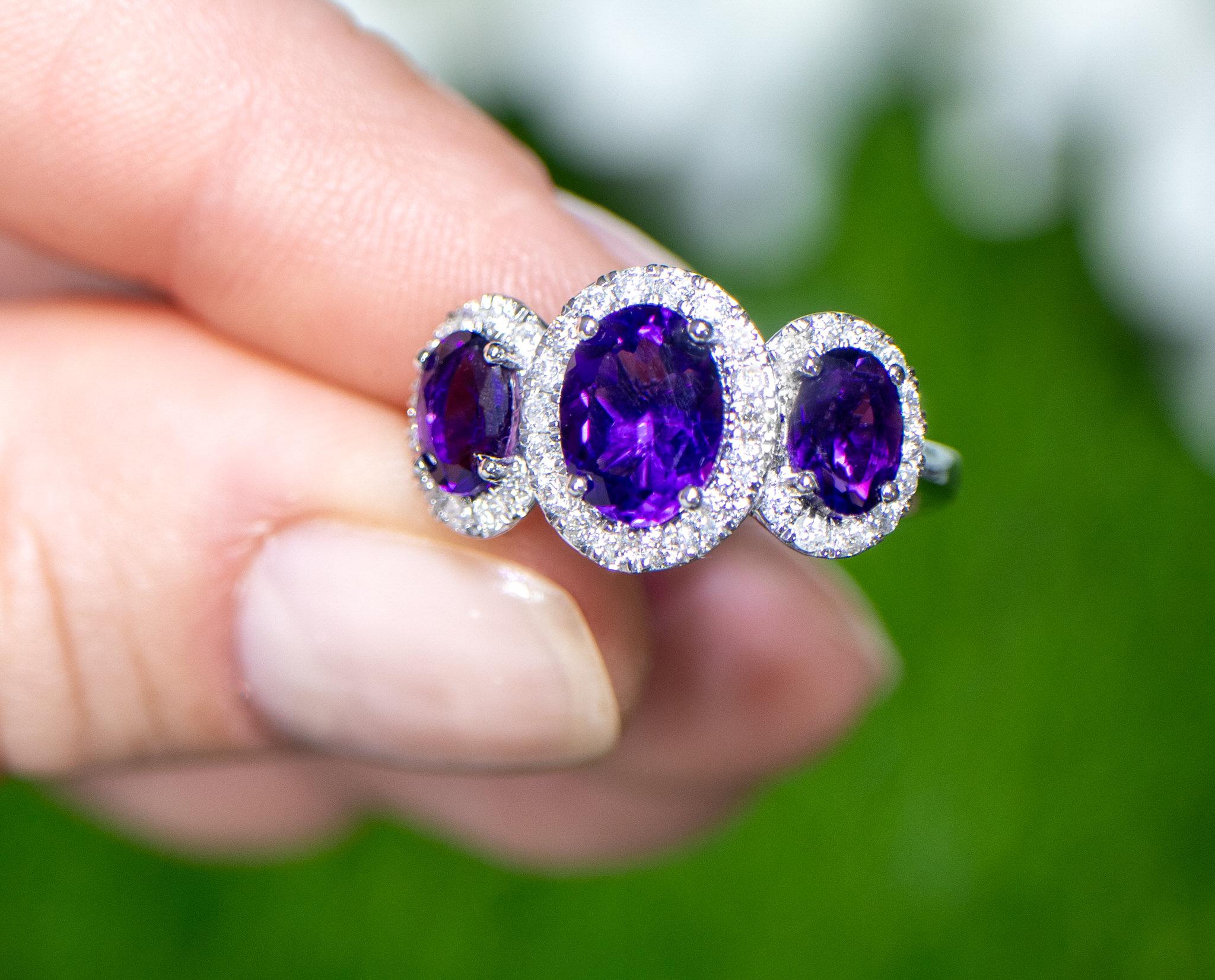 Women's or Men's Amethyst Three Stone Ring Diamond Setting 2.48 Carats 18K Gold For Sale