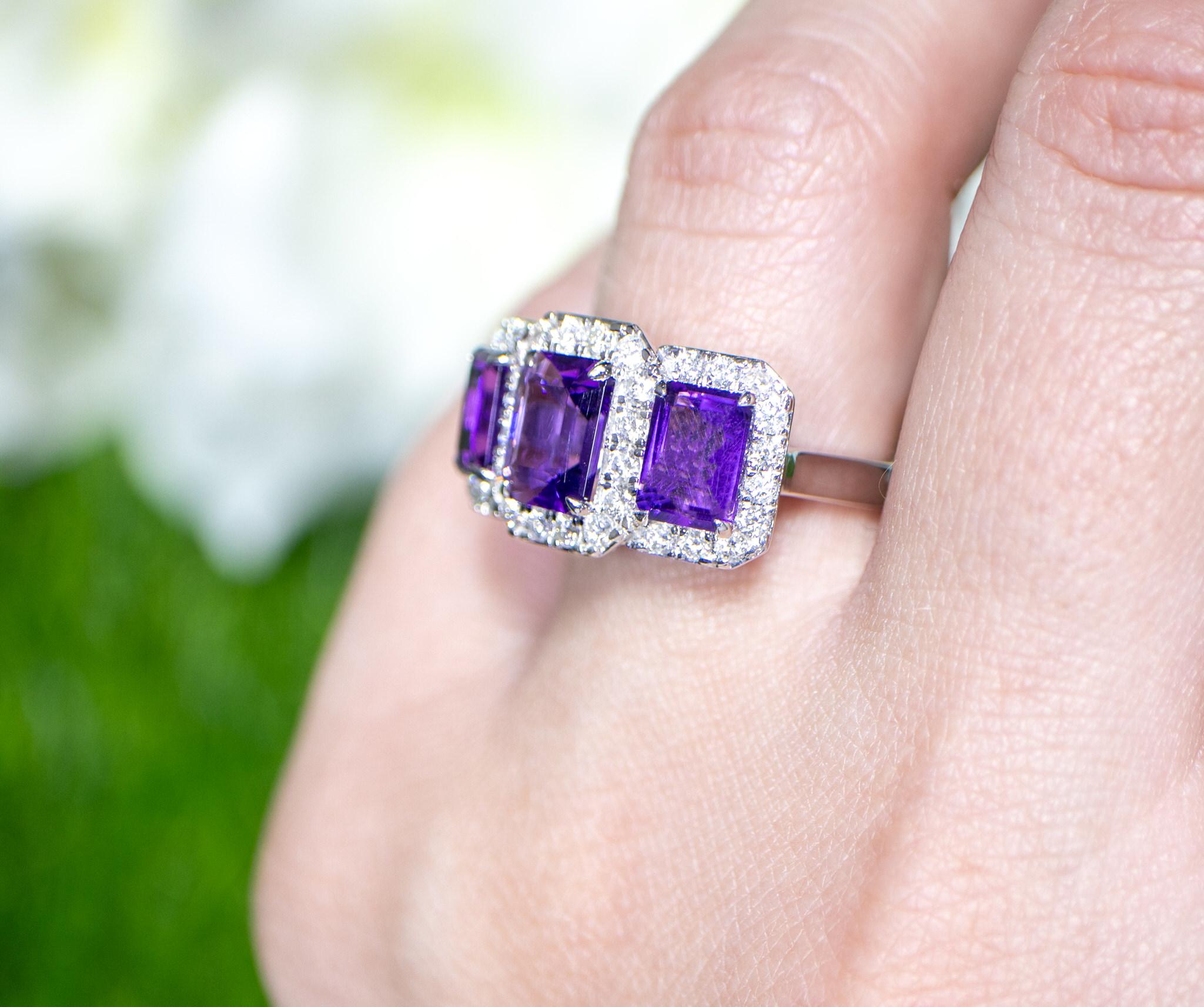 Anillo Amatista Tres Piedras Engaste Diamante 3,92 Quilates Oro 18K Corte esmeralda en venta