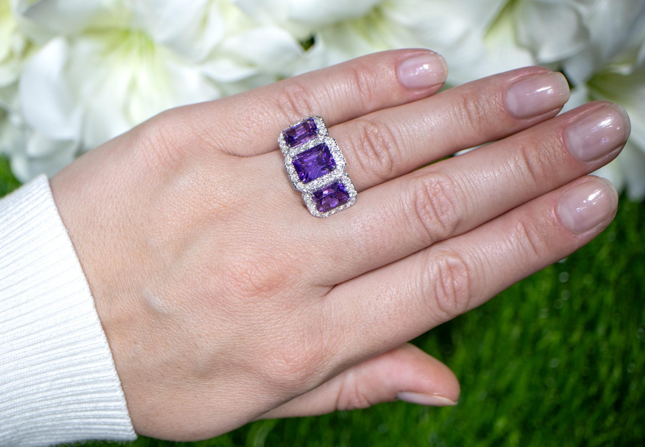 Viene con la Tasación Gemológica por GIA GG/AJP
Todas las piedras preciosas son naturales
Amatistas = 5,51 Quilates
Diamantes = 1,12 quilates
Metal: Oro blanco de 18 quilates
Tamaño del anillo: 6,25* US
*Se puede redimensionar gratuitamente