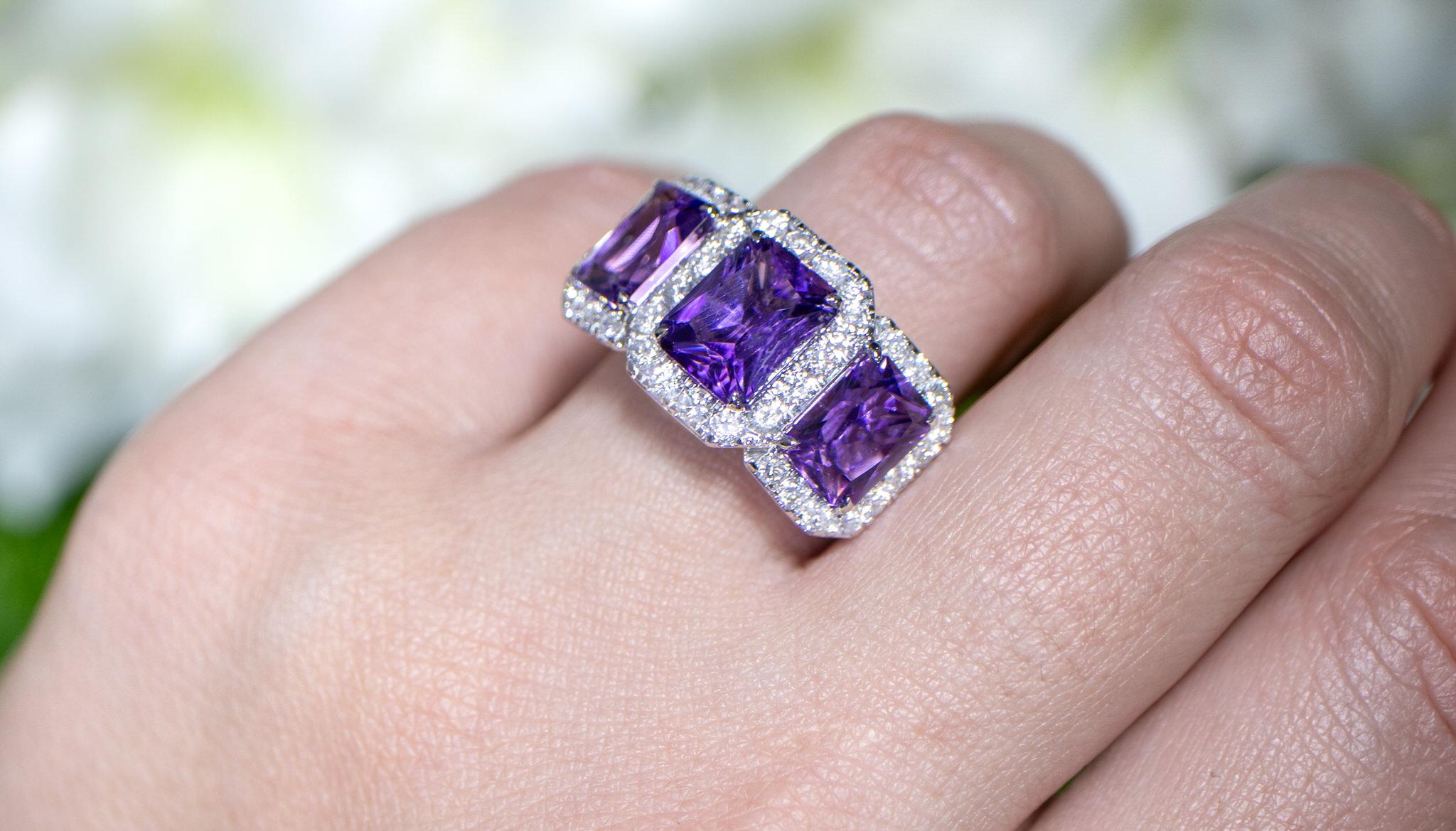 Anillo Amatista Tres Piedras Engaste Diamante 6,63 Quilates Oro 18K Corte esmeralda en venta