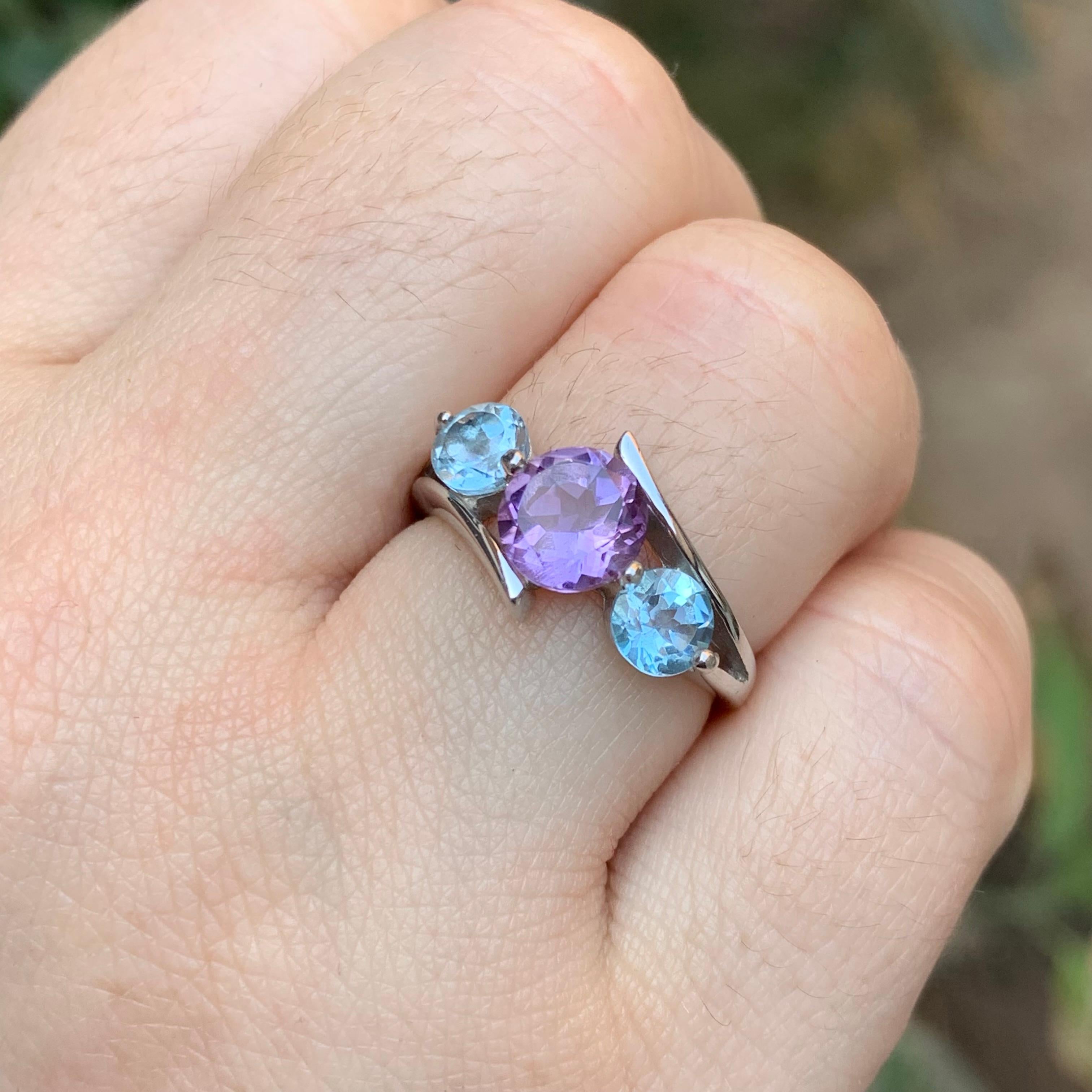 Contemporaneo Anello di ametista e topazio 925 in argento sterling fatto a mano con gemme rotonde viola e blu cielo in vendita