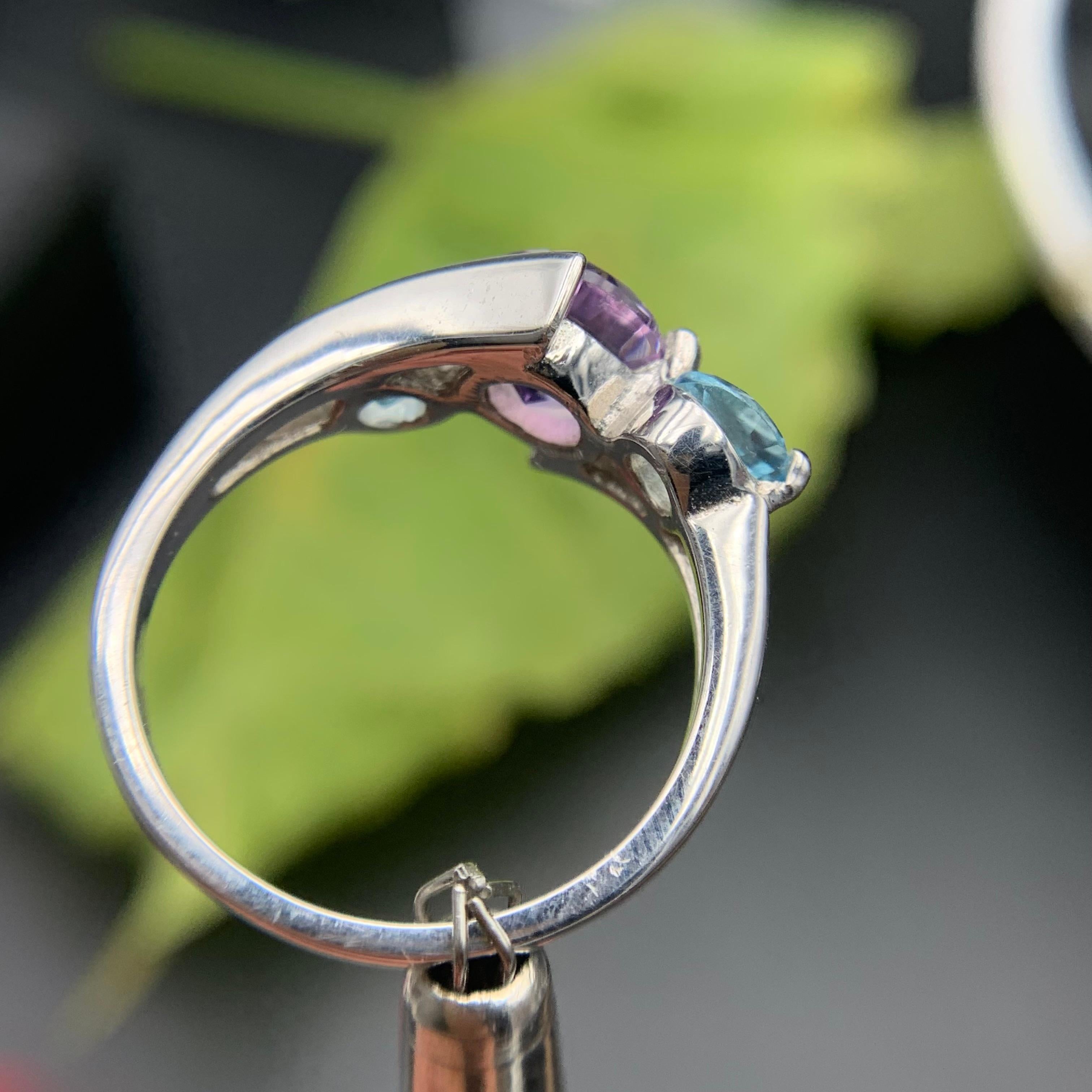 Anello di ametista e topazio 925 in argento sterling fatto a mano con gemme rotonde viola e blu cielo in vendita 1