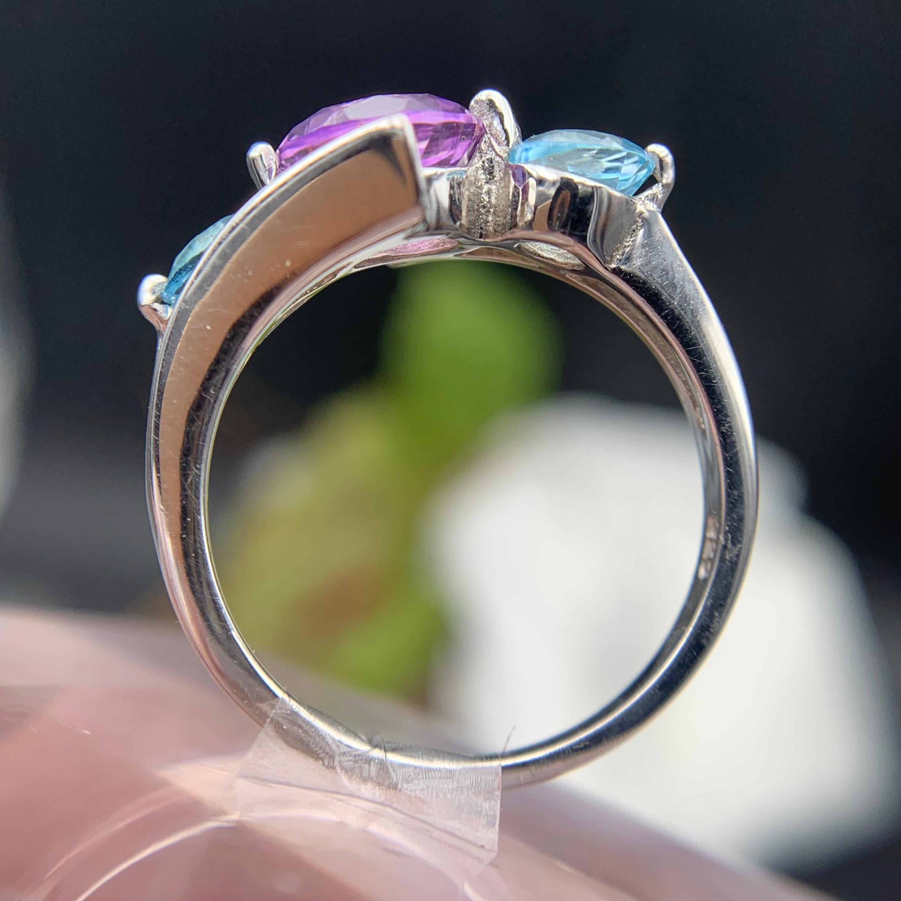 Anello di ametista e topazio 925 in argento sterling fatto a mano con gemme rotonde viola e blu cielo in vendita 3