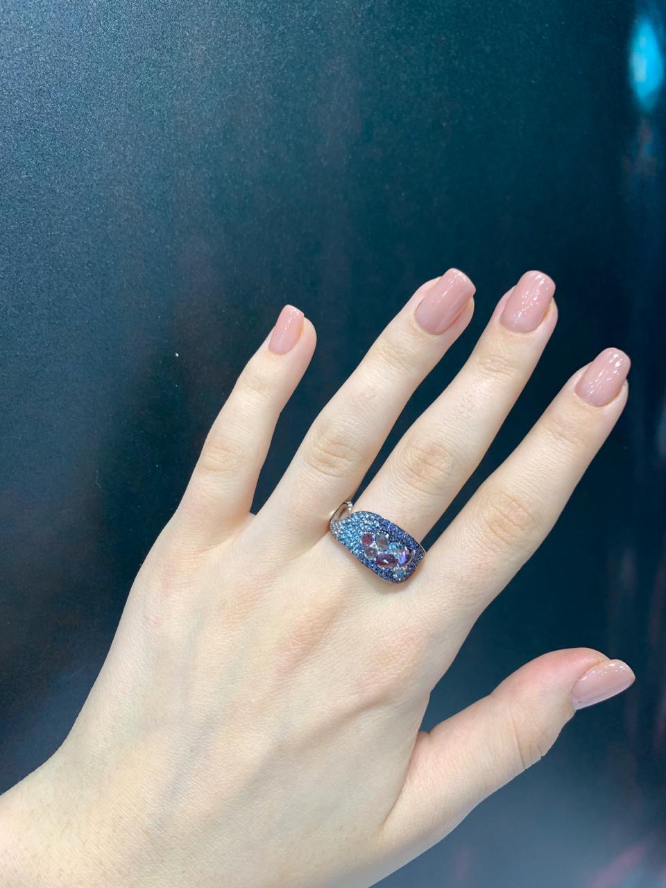 Designer-Ring aus Weißgold mit drei Steinen, Amethyst, Topas, weißer Diamant, blauer Saphir Damen im Angebot