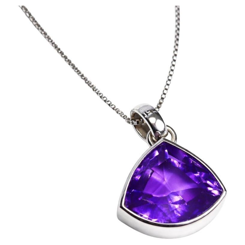 Collier pendentif en or blanc avec trillion d
améthyste Alexander Leyser en vente