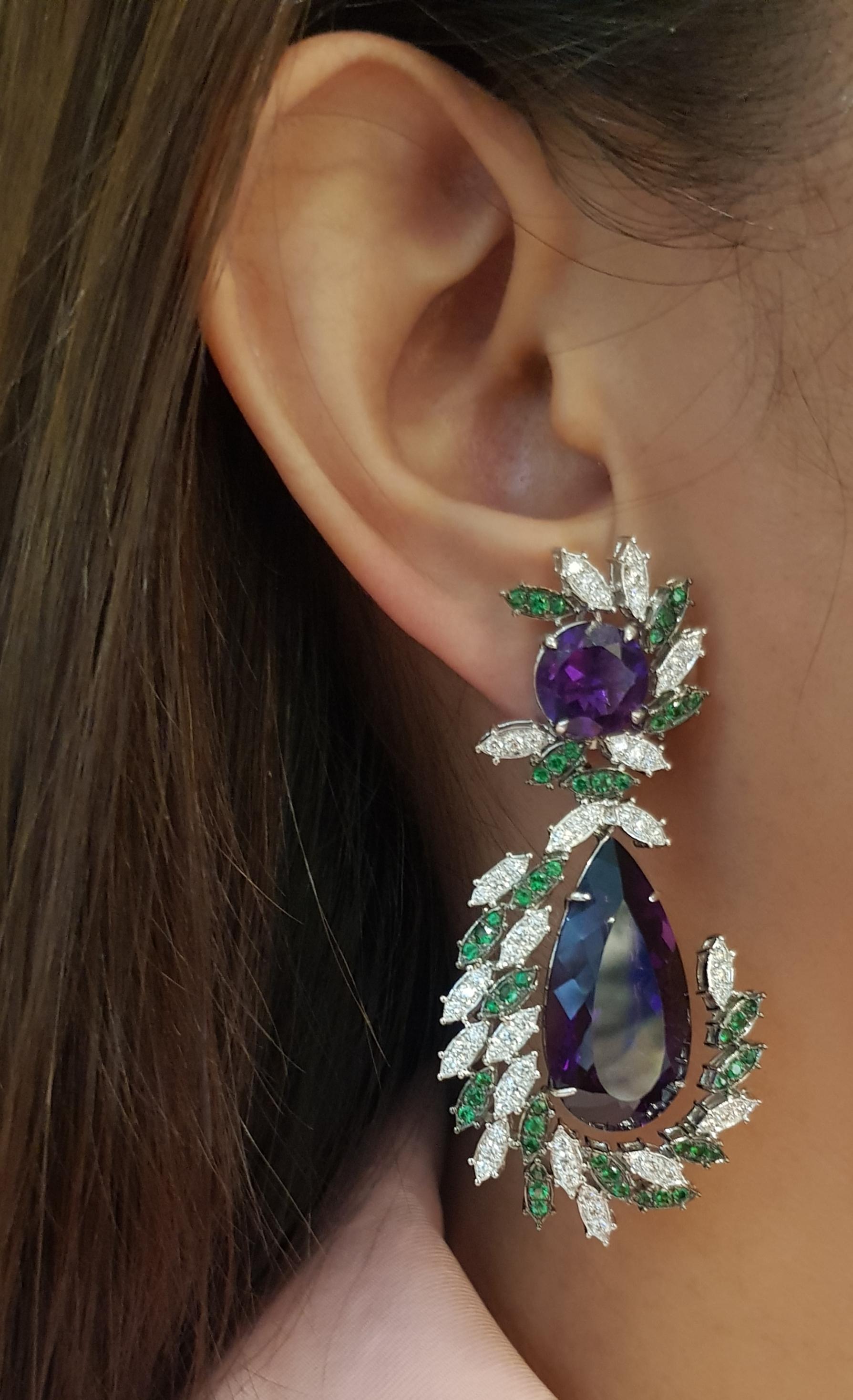 Ametista 6,55 carati, Ametista 42,84 carati, Tsavorite 2,0 carati e Diamante 1,97 carati Orecchini con montatura in oro bianco 18 carati

Larghezza:  3.2 cm 
Lunghezza:  6.5 cm
Peso totale: 39,71 grammi

