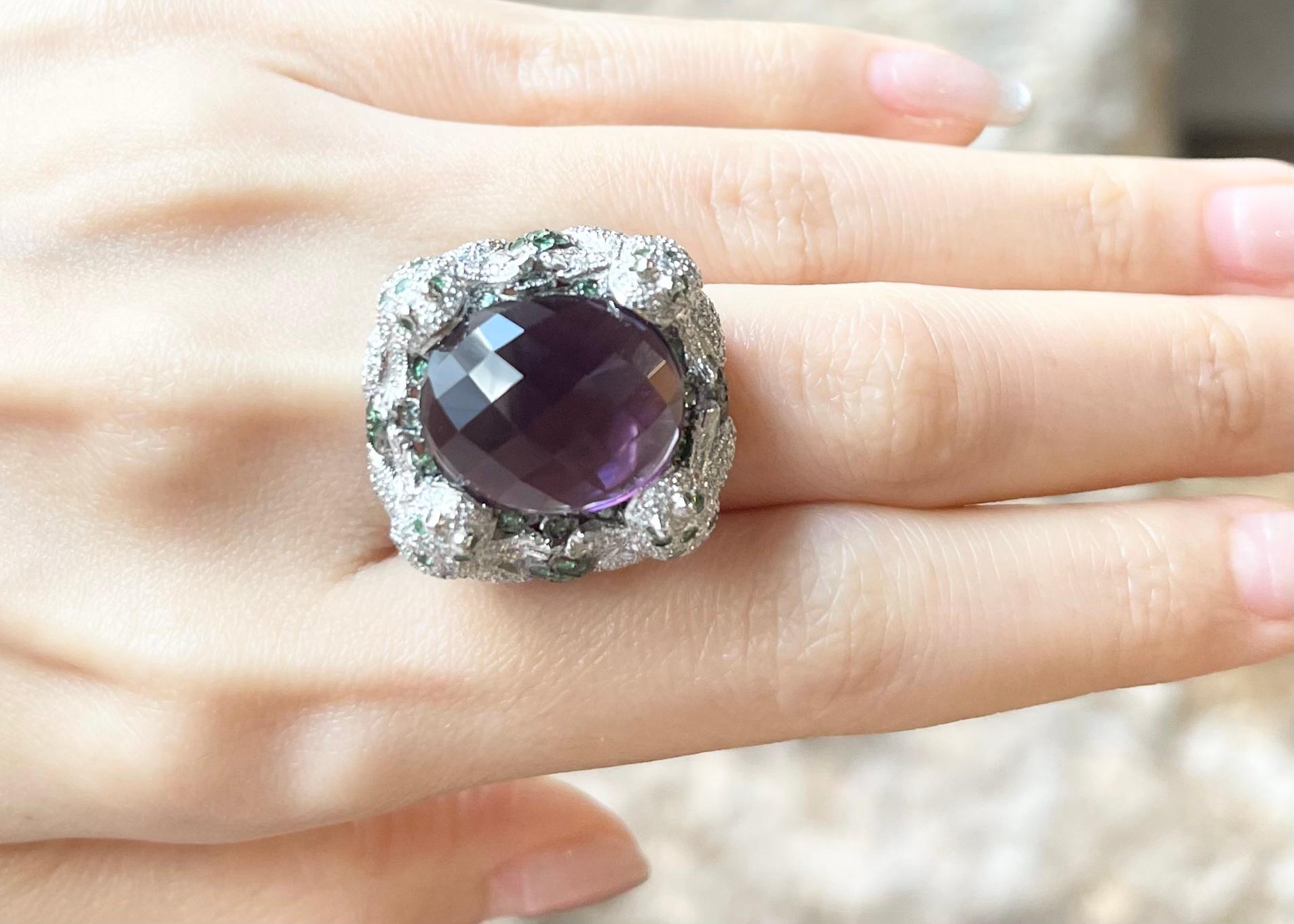 Ring mit Amethyst, Tsavorit und Diamant in 18 Karat Weißgold gefasst (Zeitgenössisch) im Angebot