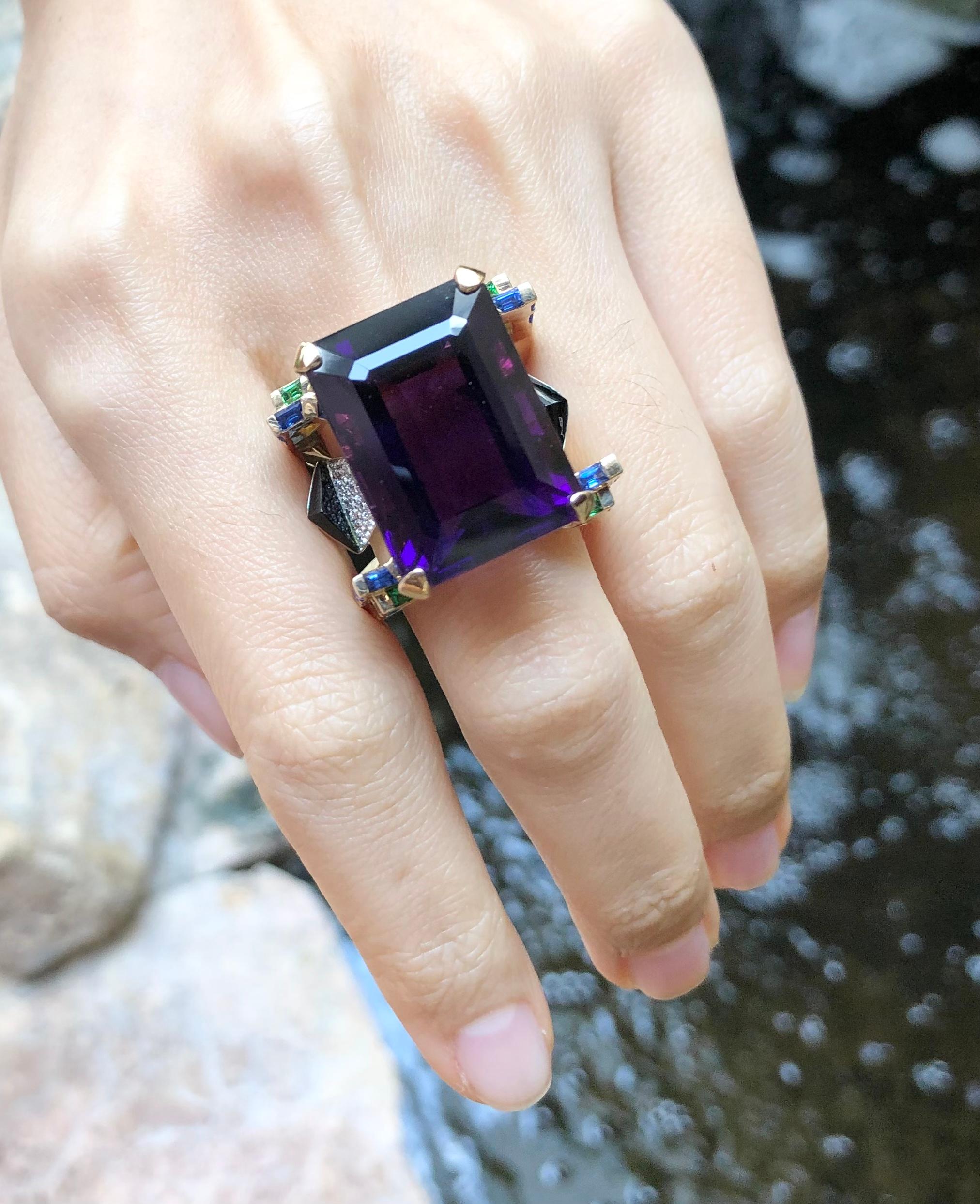 Amethyst 28,79 Karat, Tsavorit 1,82  karat, Blauer Saphir 0,27 Karat und Diamant 0,27 Karat Ring in 18 Karat Goldfassung

Breite:  1.7 cm 
Länge: 2,2 cm
Ringgröße: 53
Gesamtgewicht: 31,09 Gramm

