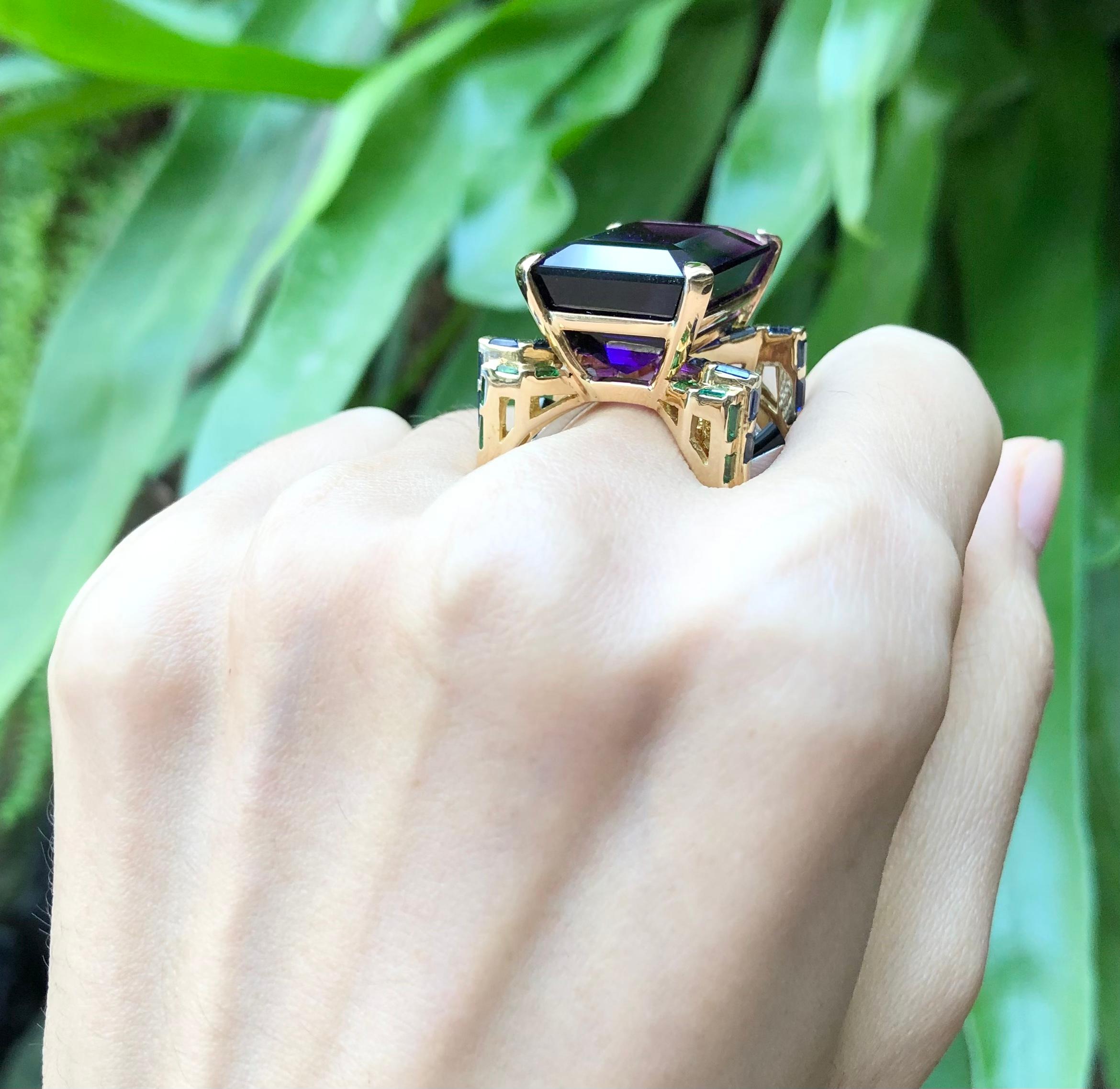 Ring mit Amethyst, Tsavorit, blauem Saphir und Diamant in 18 Karat Goldfassung (Gemischter Schliff) im Angebot