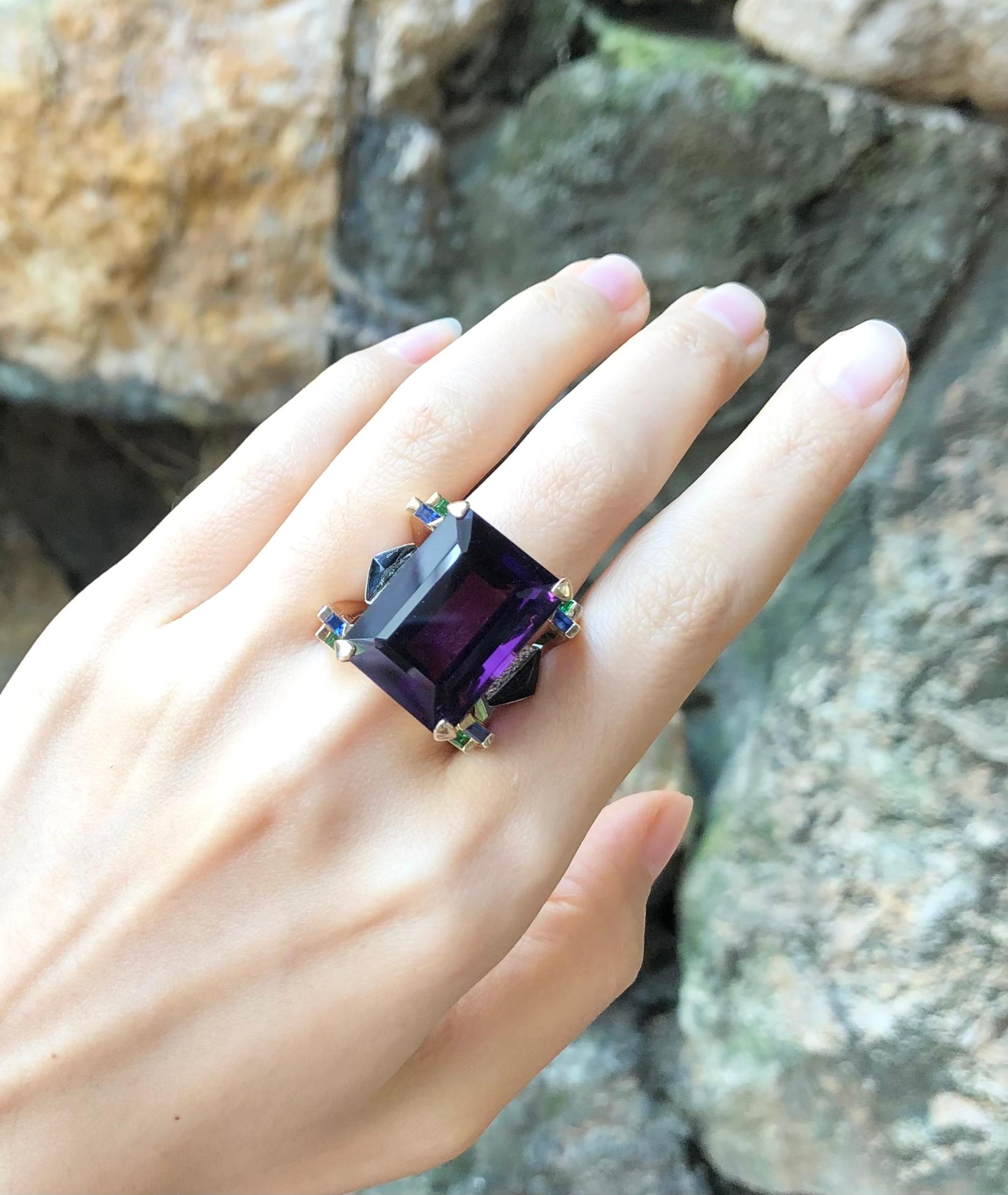 Ring mit Amethyst, Tsavorit, blauem Saphir und Diamant in 18 Karat Goldfassung im Zustand „Neu“ im Angebot in Bangkok, TH