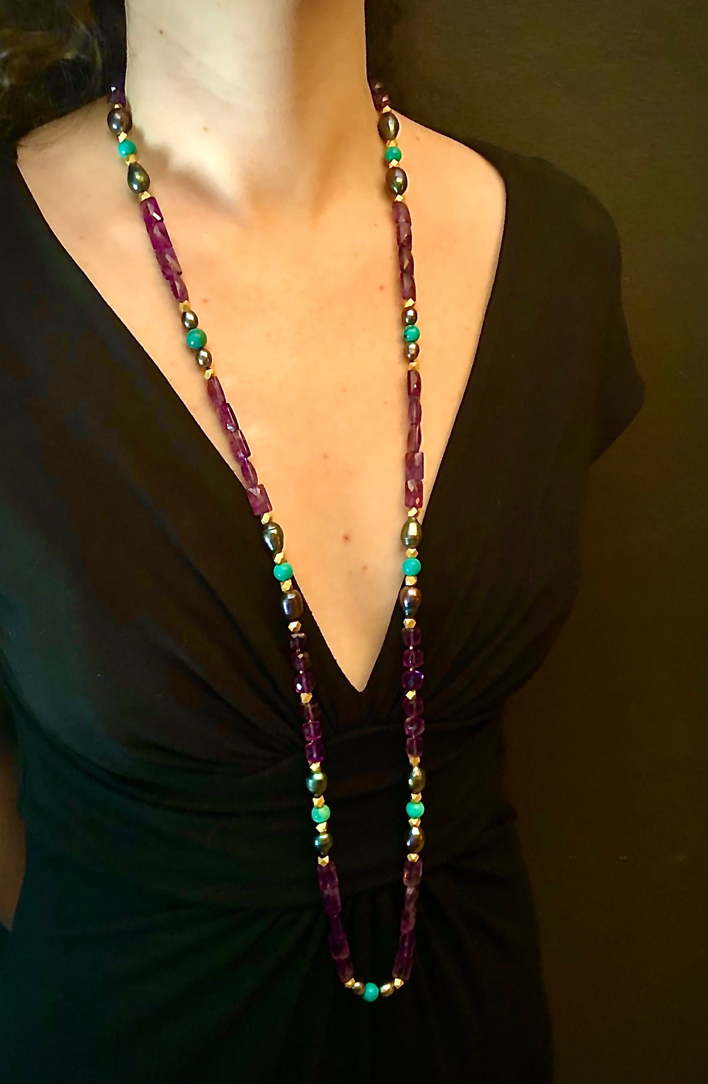 Halskette mit Amethyst, Türkis und schwarzer Perle