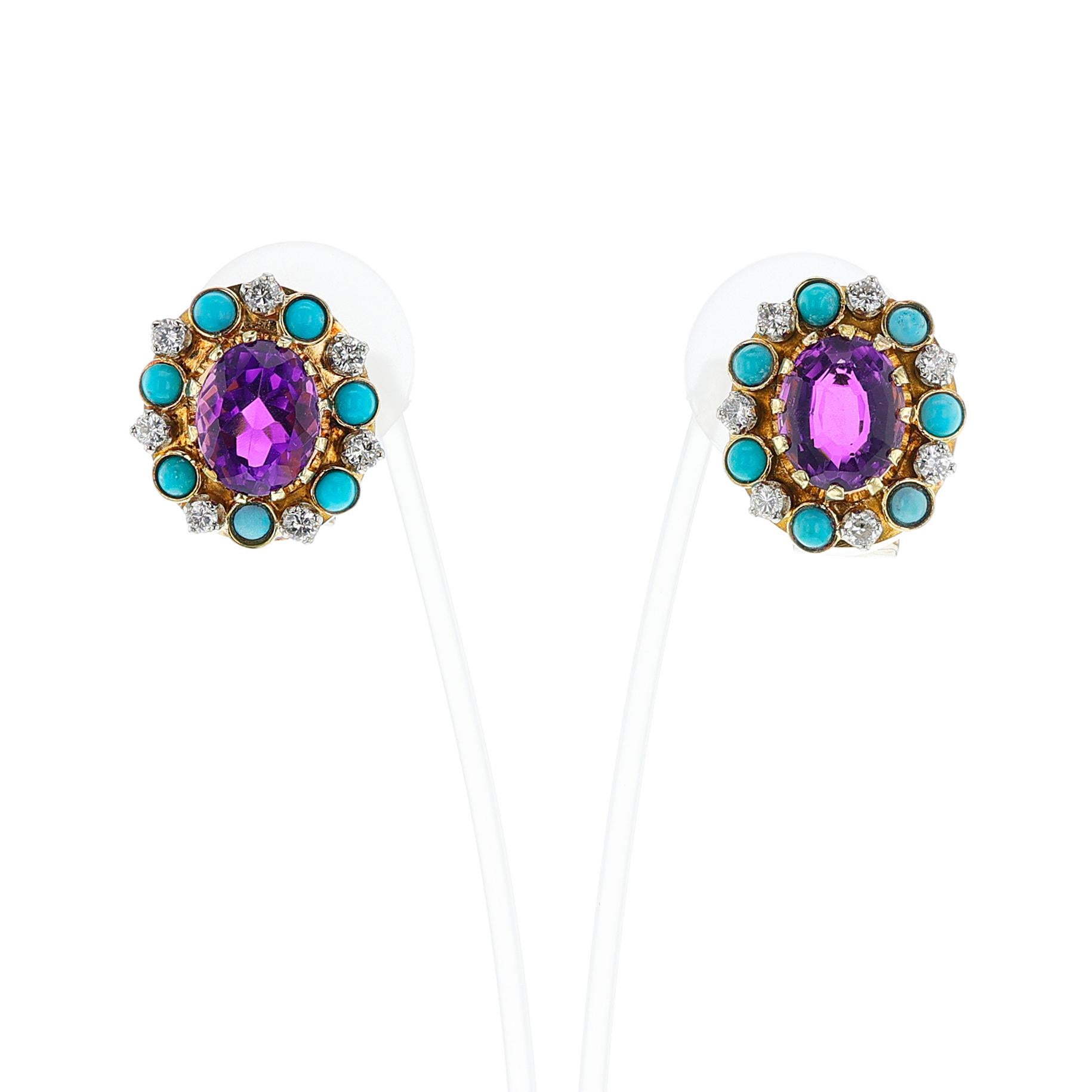 Un set di anelli e orecchini con ametista, turchese e diamanti in oro giallo 14k. L'anello pesa 10,30 grammi e misura US 6,25. Gli orecchini pesano 10,49 grammi e la lunghezza è di 0,68 pollici.